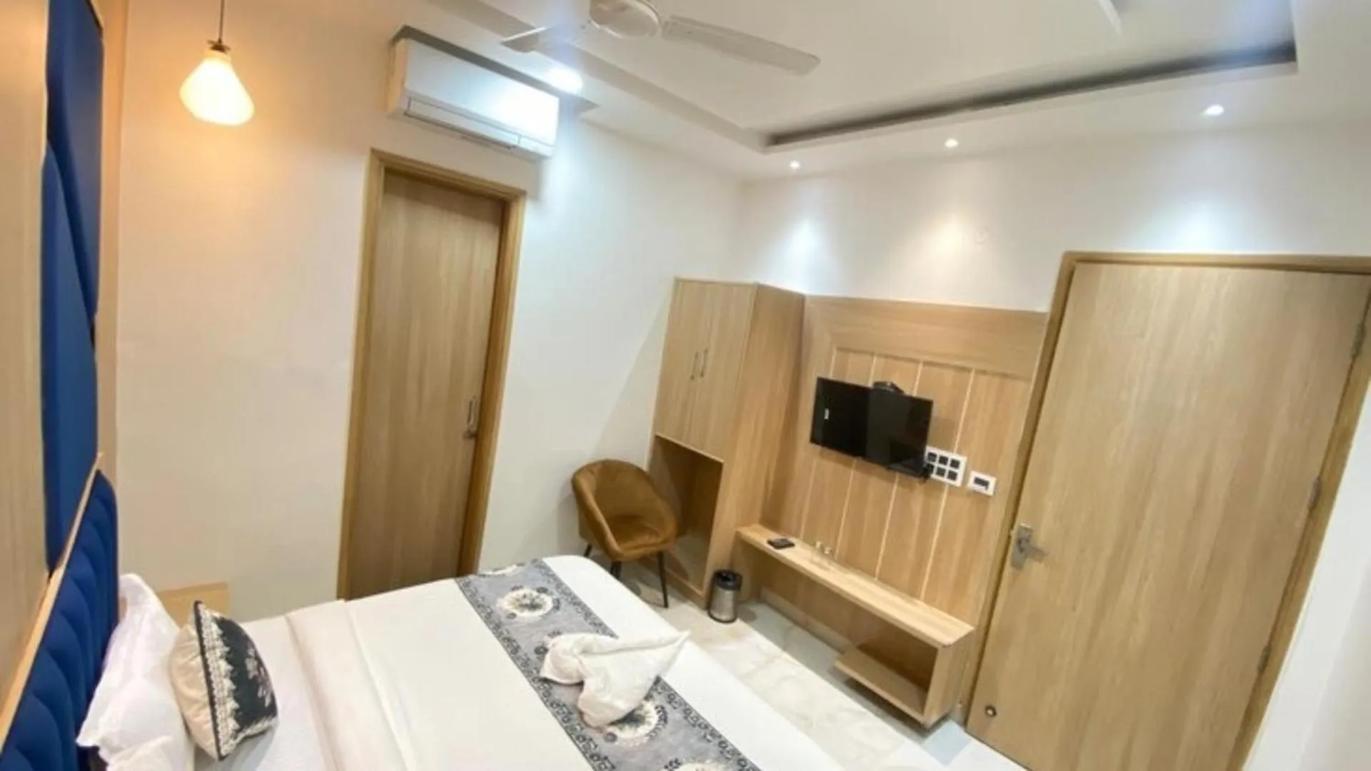 Bedroom, Bed in The Posh Hotel