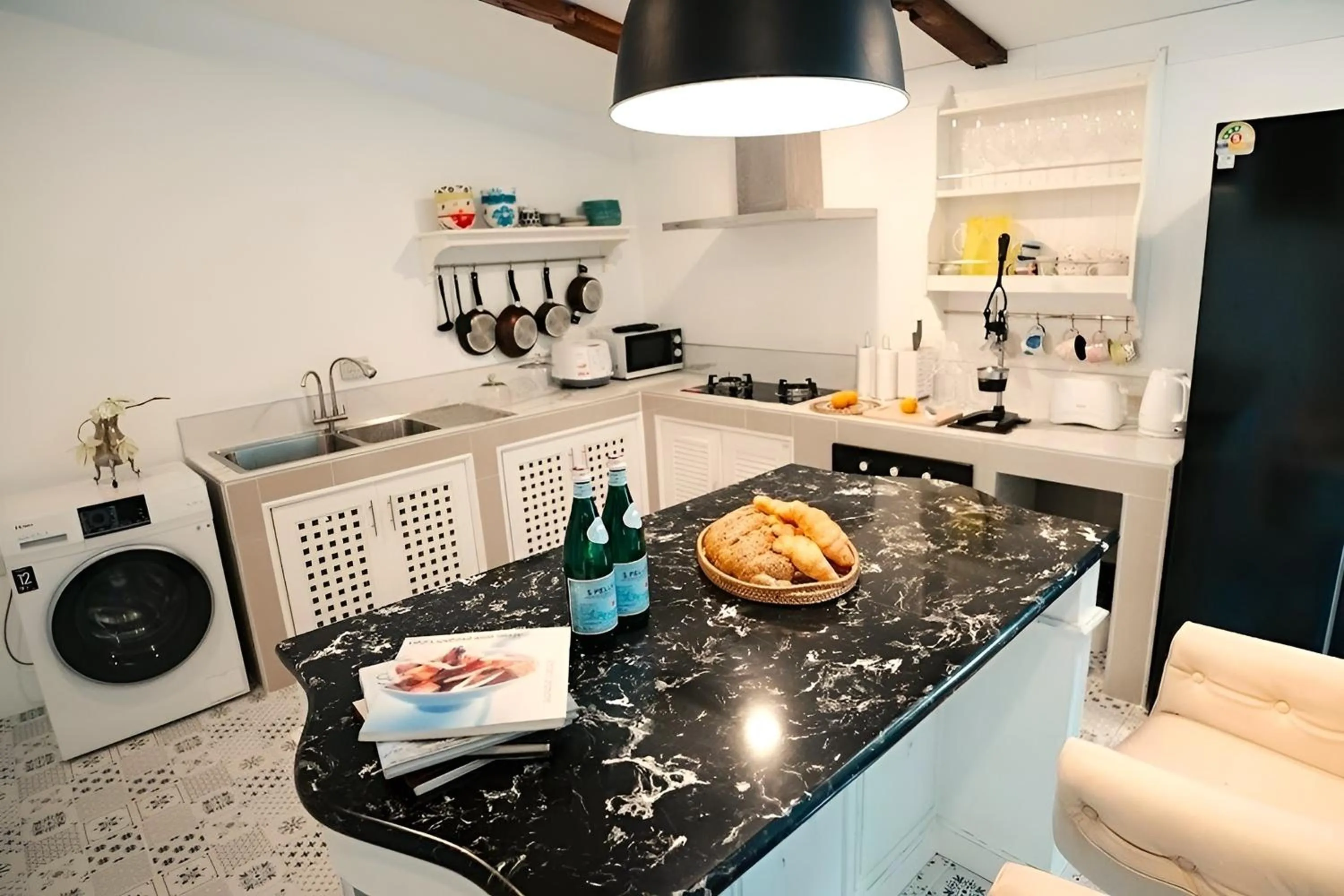 Kitchen or kitchenette in Villa Cavallo Chiangrai