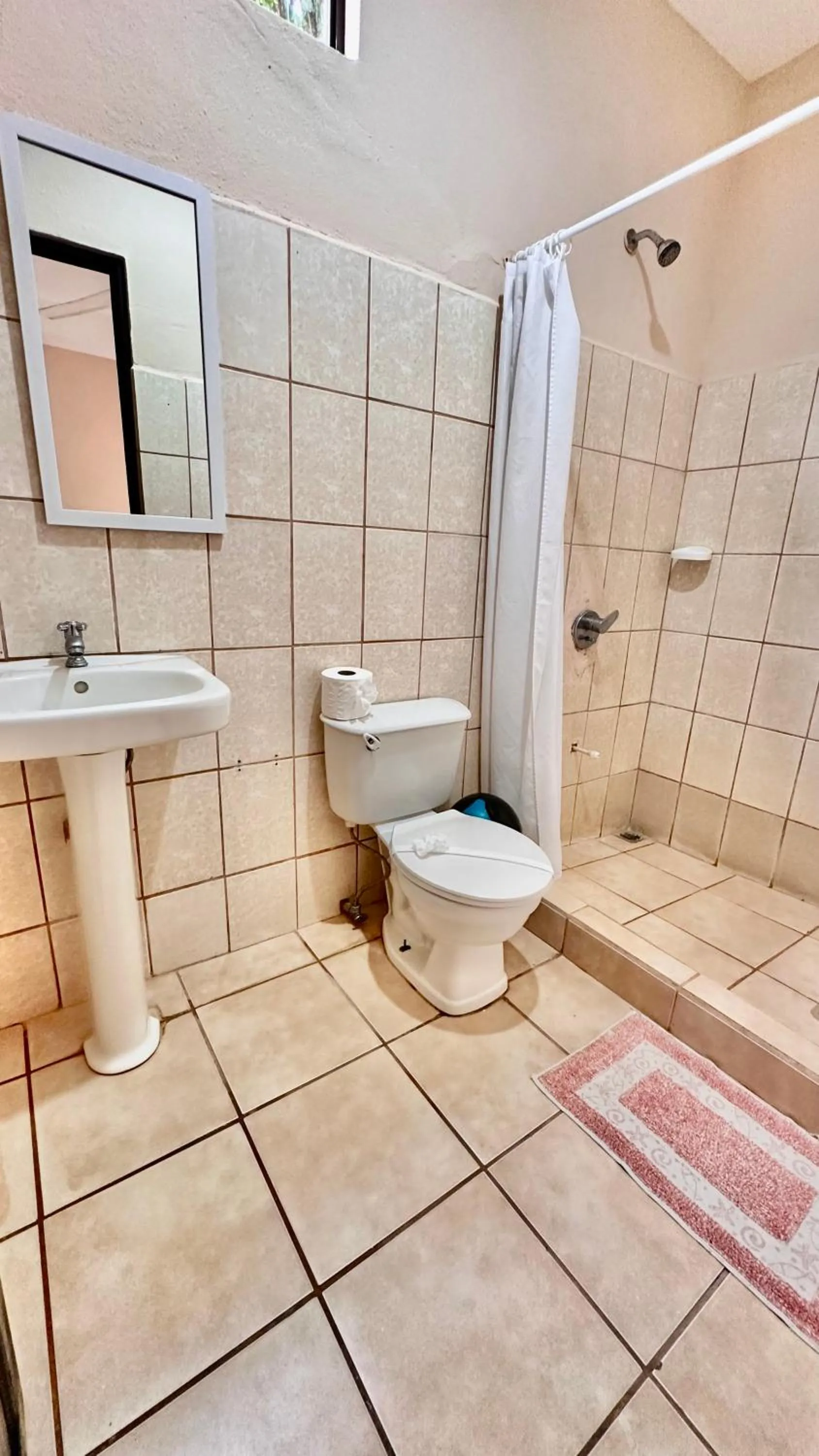 Toilet in Hotel Beachfront Vista Hermosa