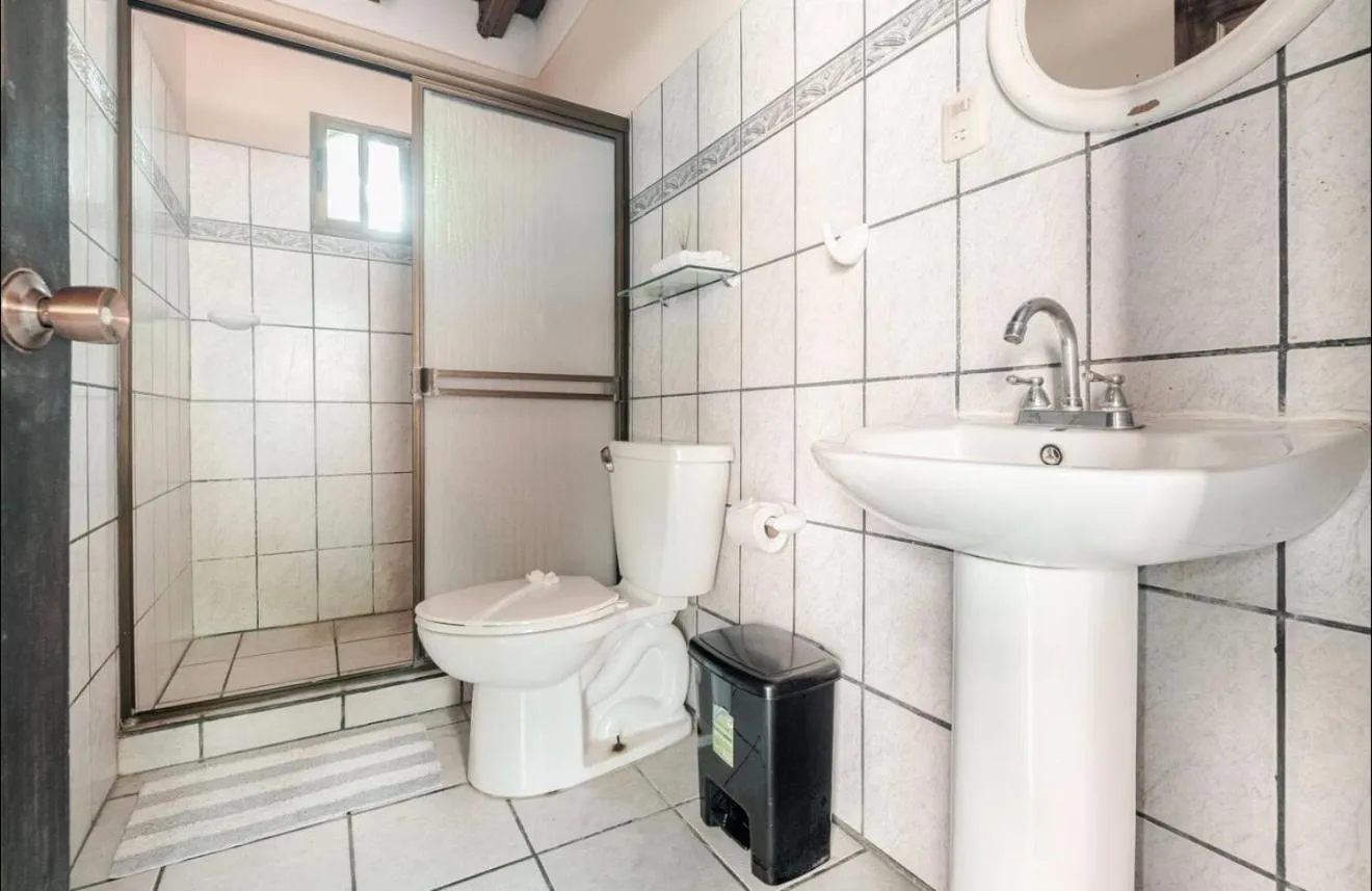 Toilet in Hotel Beachfront Vista Hermosa