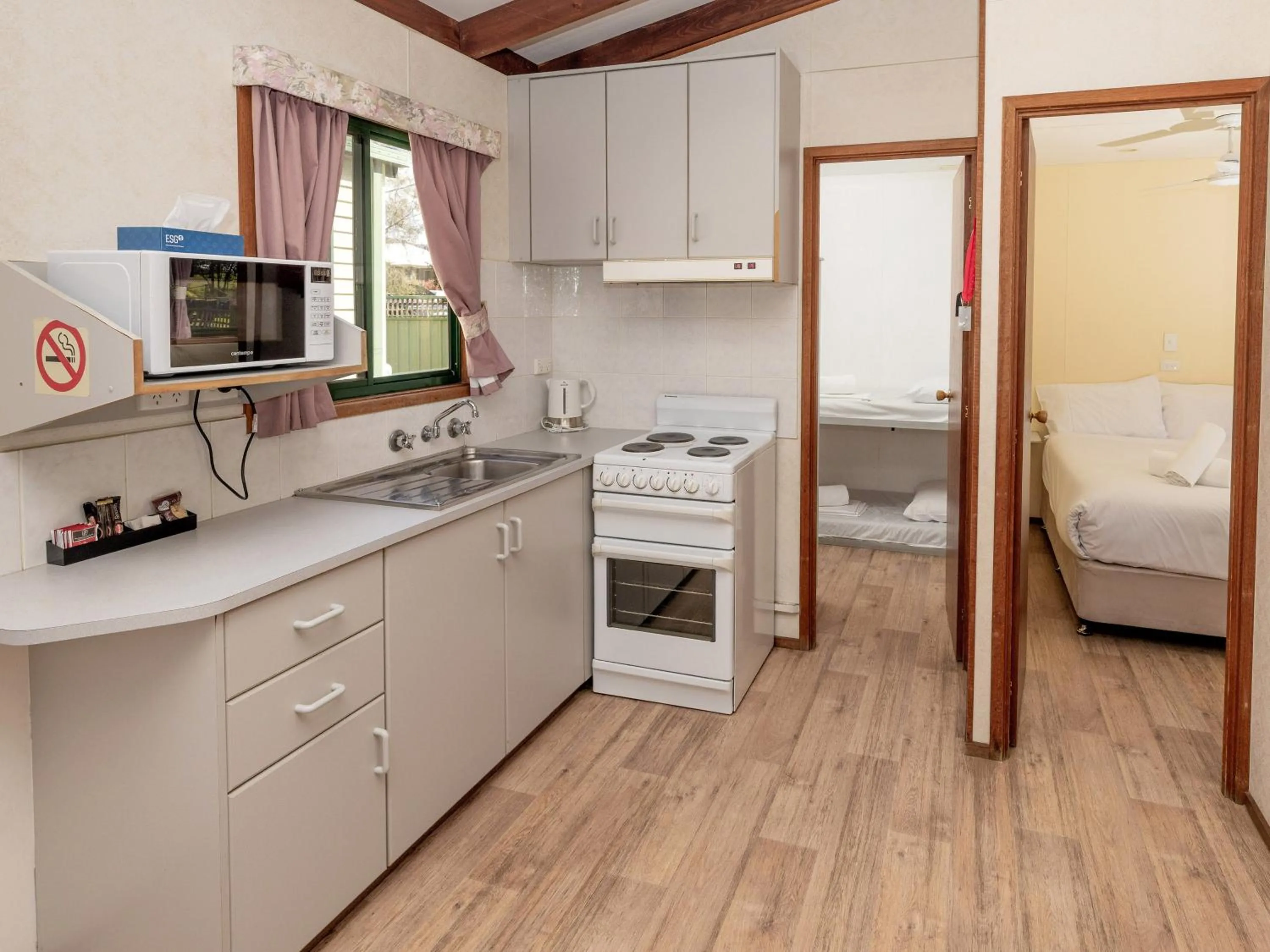 Kitchen or kitchenette, Bed in BIG4 Mudgee Holiday Park