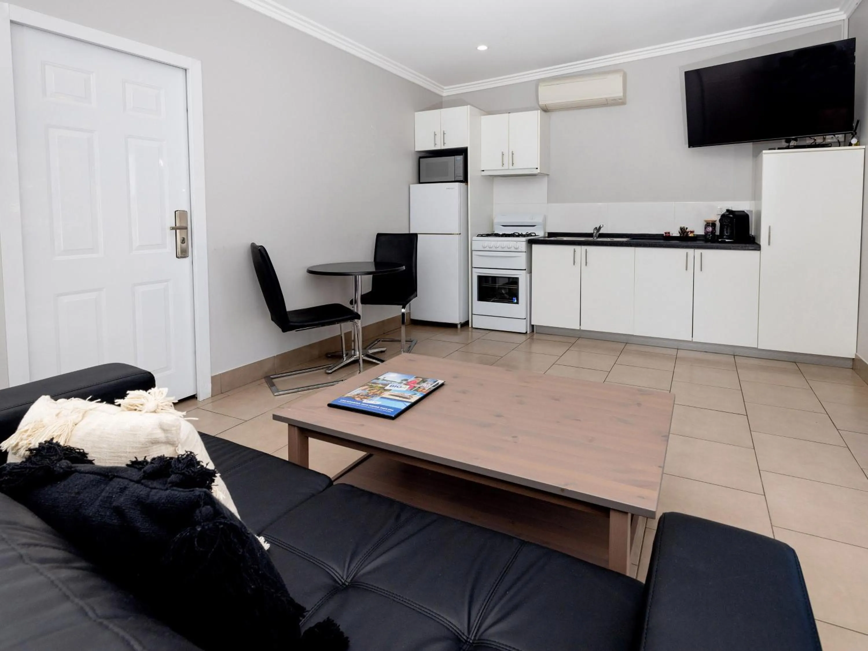 Living room in BIG4 Mudgee Holiday Park