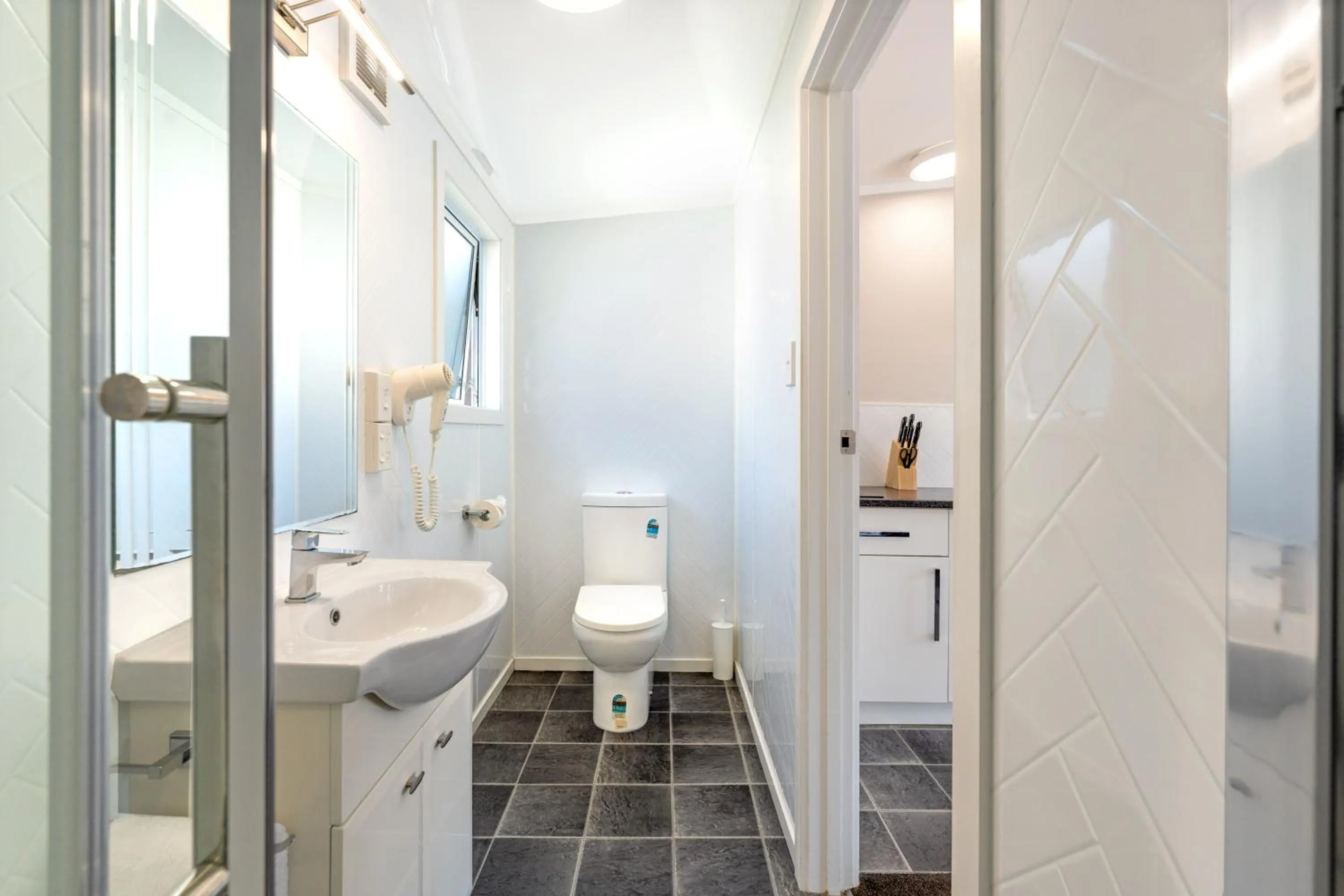 Shower in Travellers Inn Motel