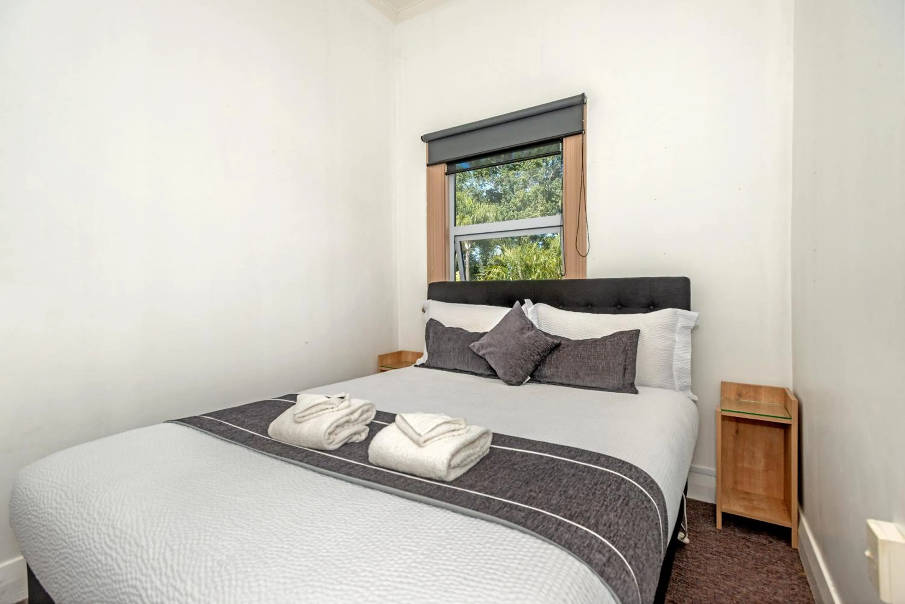 Bedroom, Bed in Travellers Inn Motel