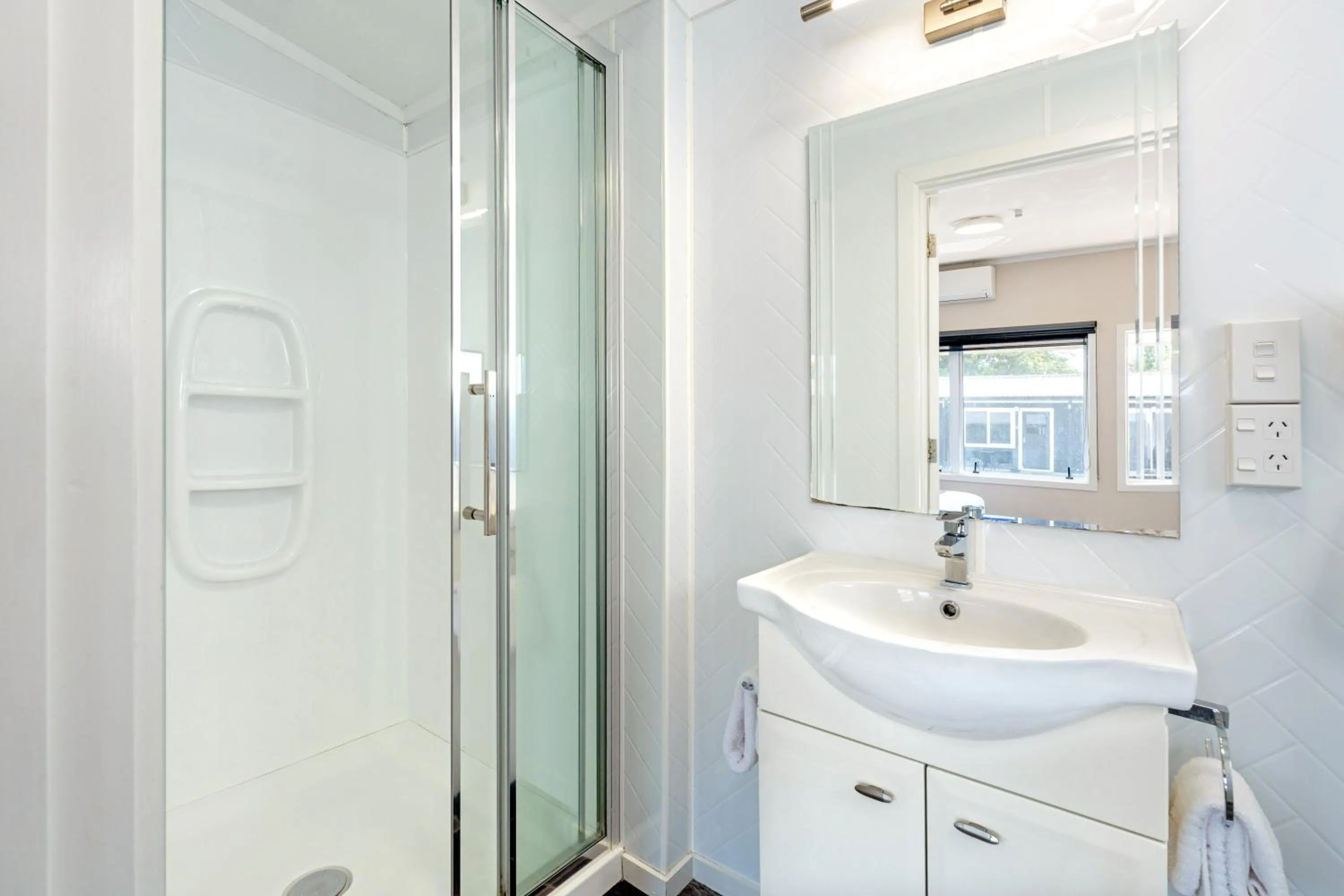 Shower in Travellers Inn Motel