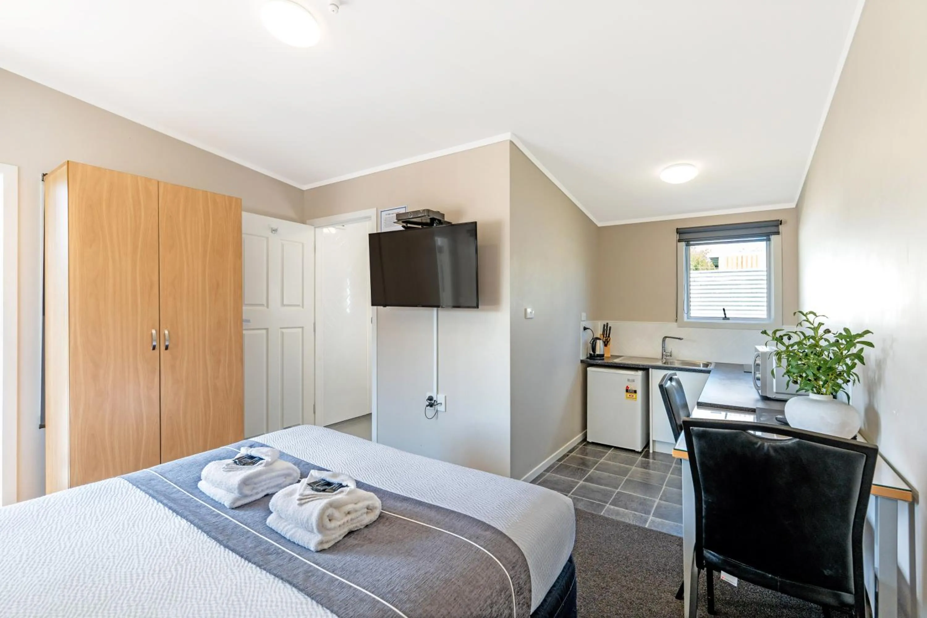 Bed in Travellers Inn Motel