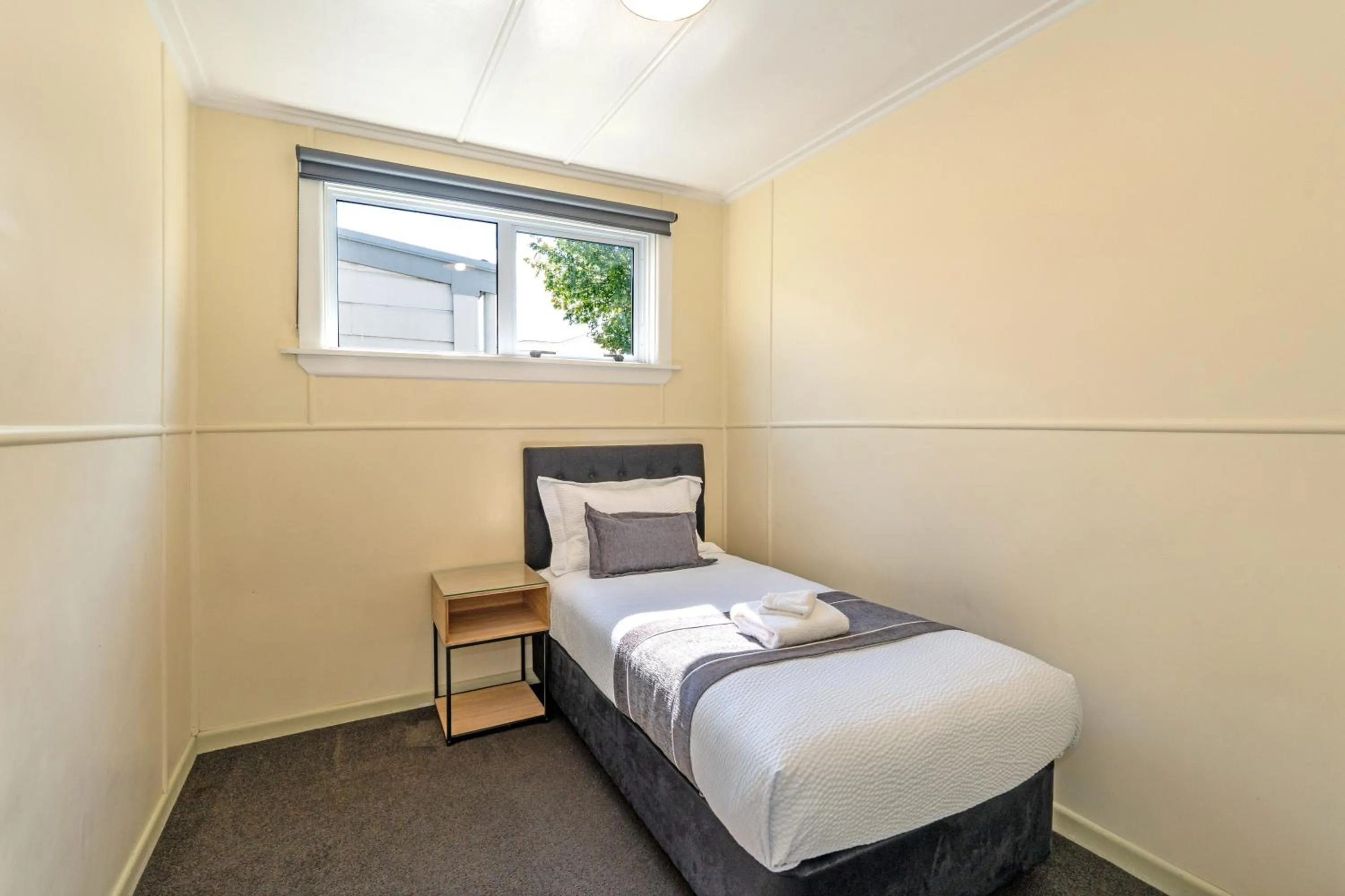 Bed in Travellers Inn Motel