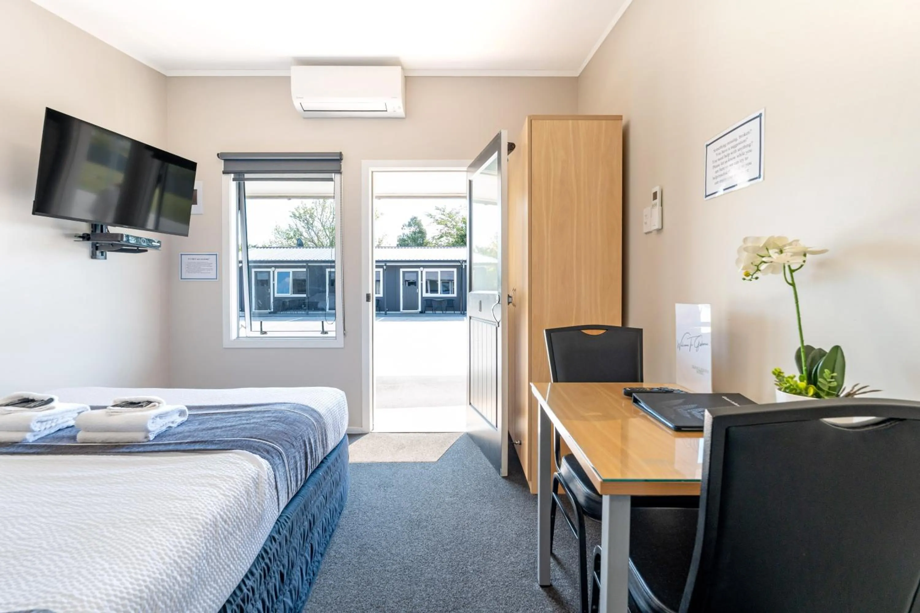 Bed in Travellers Inn Motel