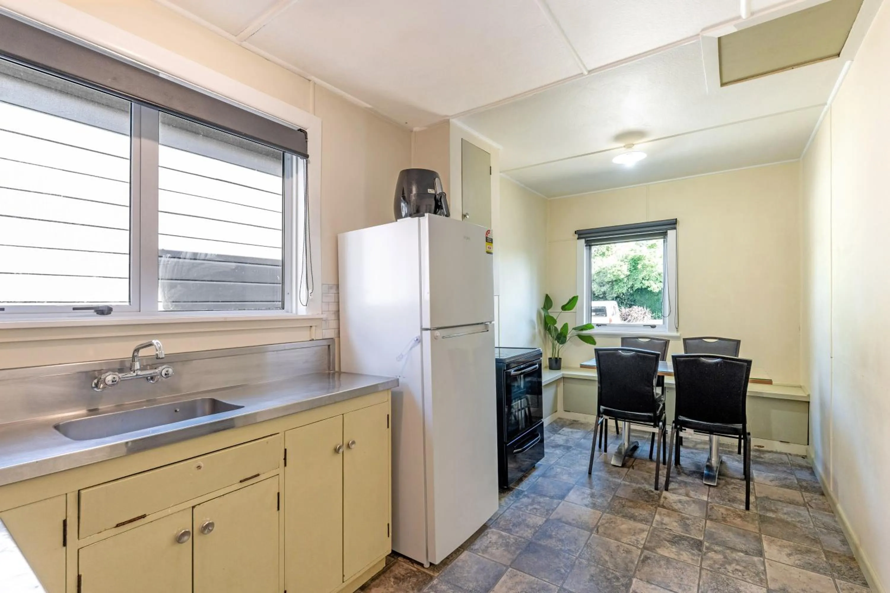 Kitchen or kitchenette in Travellers Inn Motel