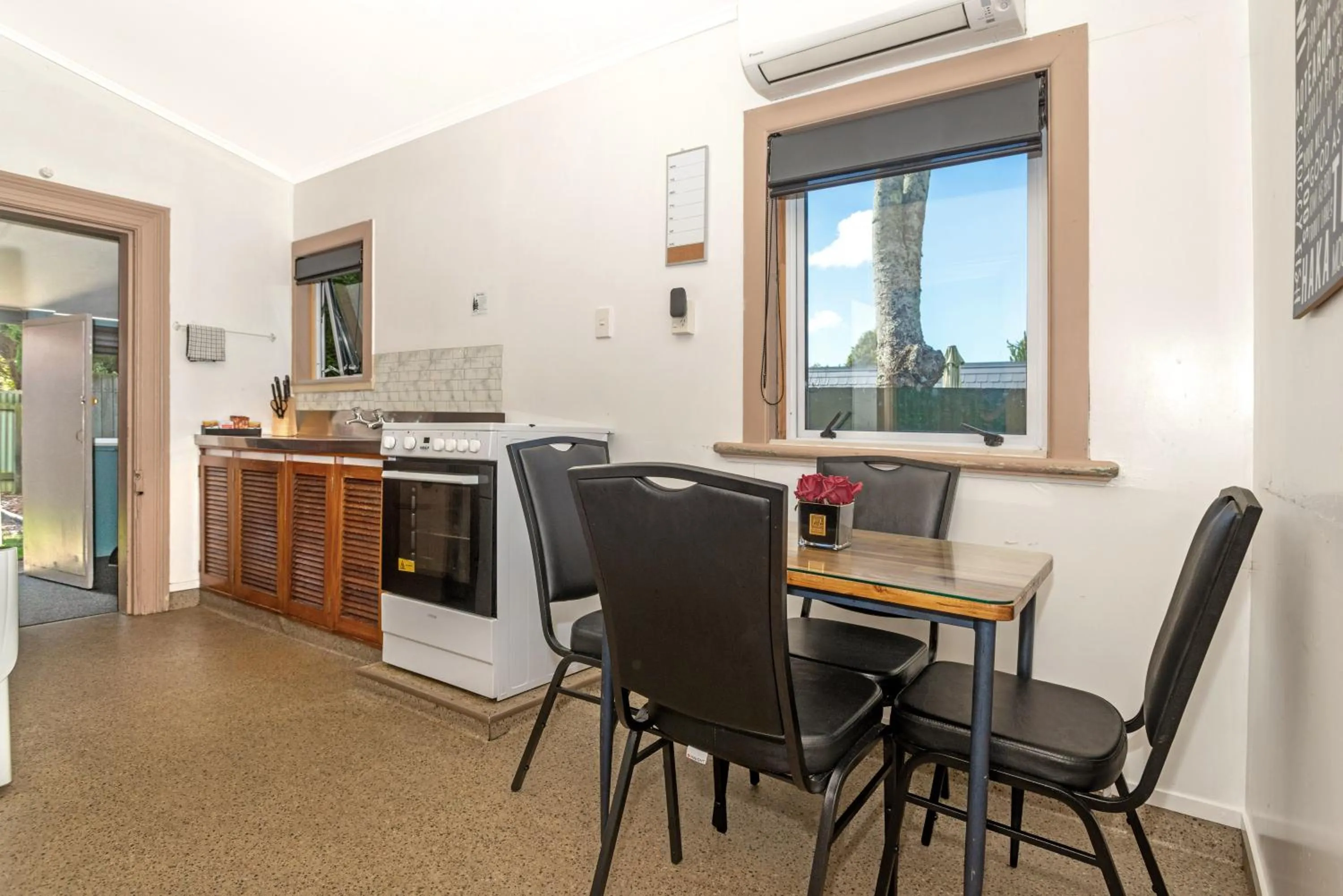 Dining area in Travellers Inn Motel