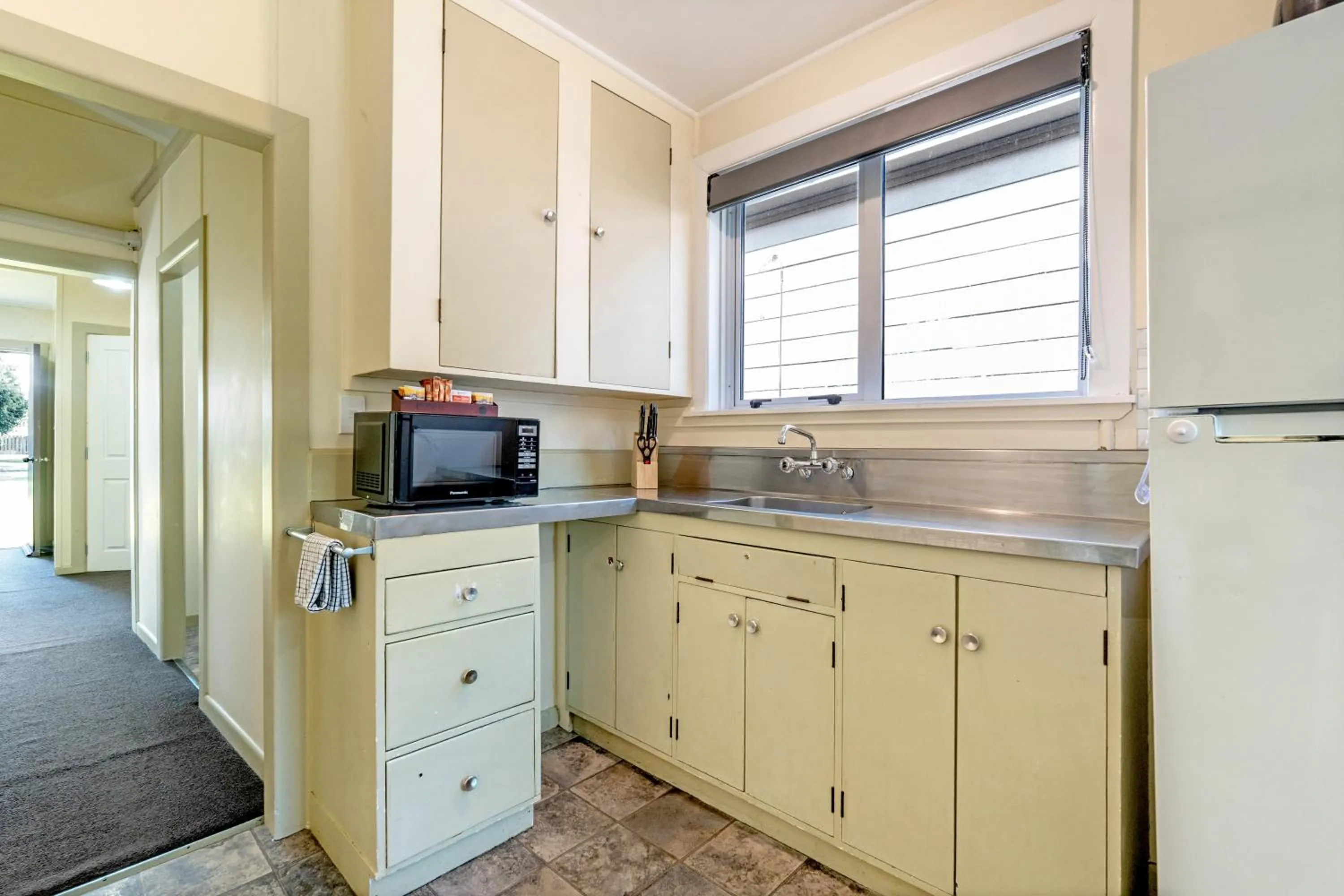 Kitchen or kitchenette in Travellers Inn Motel