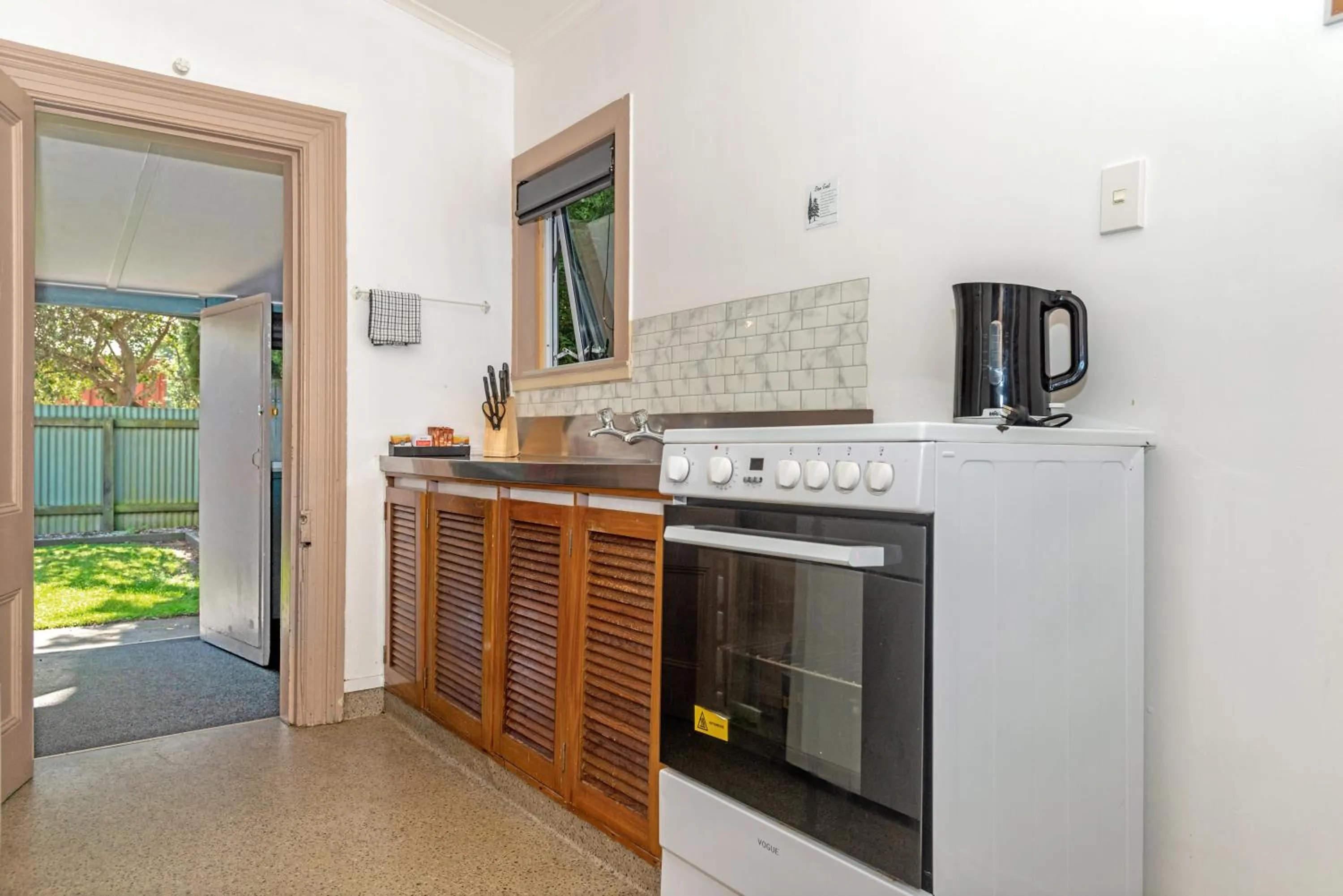 kitchen in Travellers Inn Motel