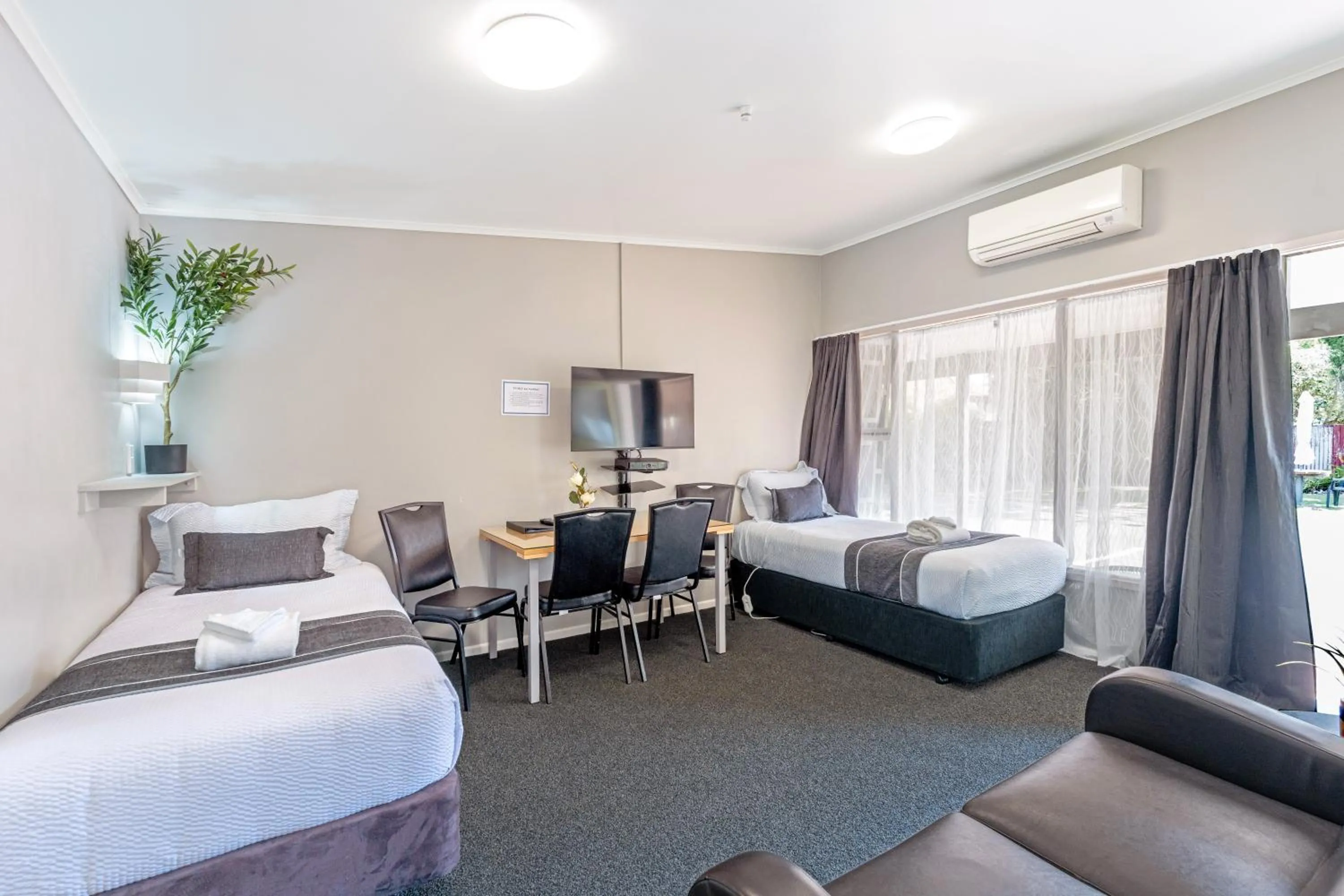 Bed in Travellers Inn Motel