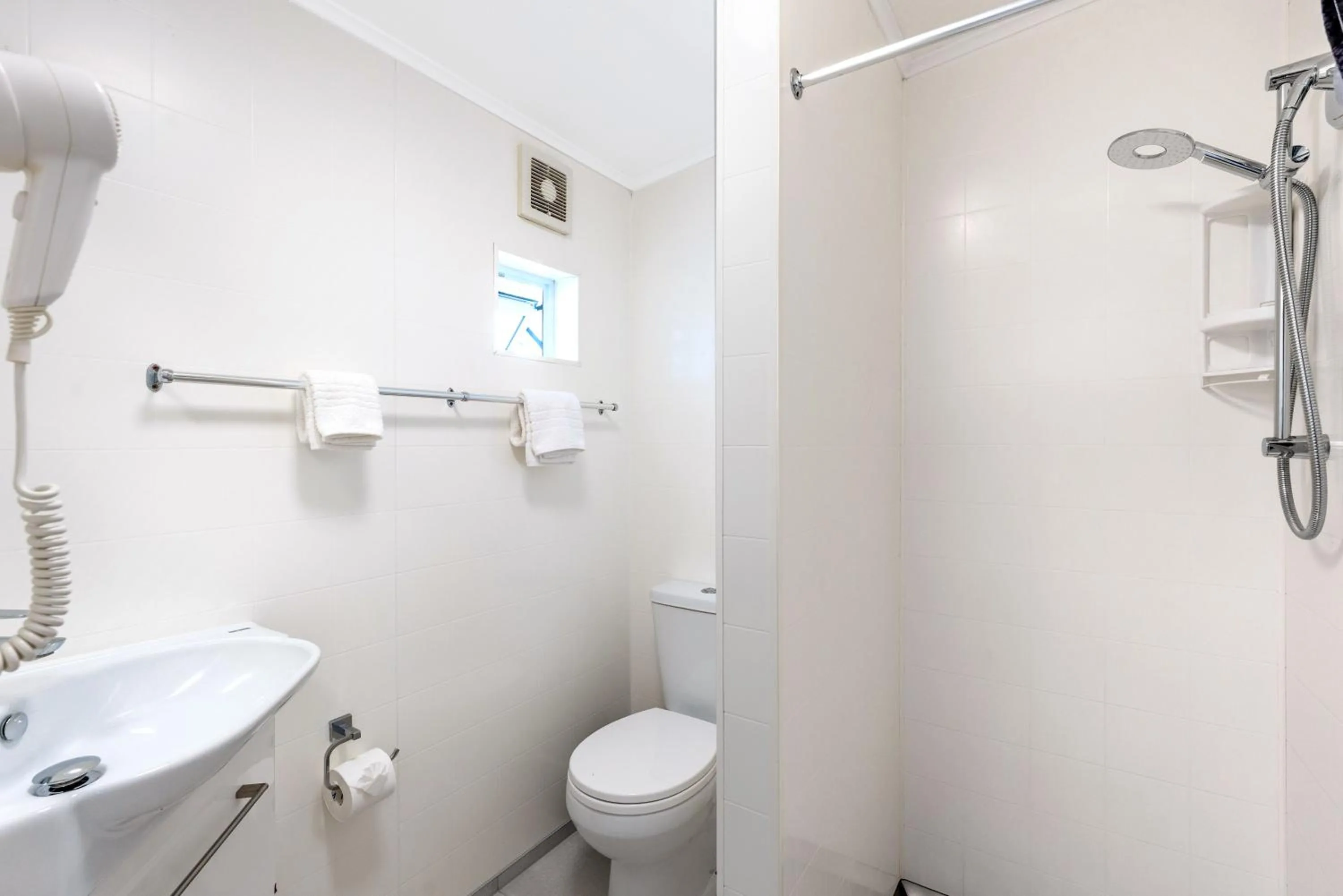 Shower in Travellers Inn Motel