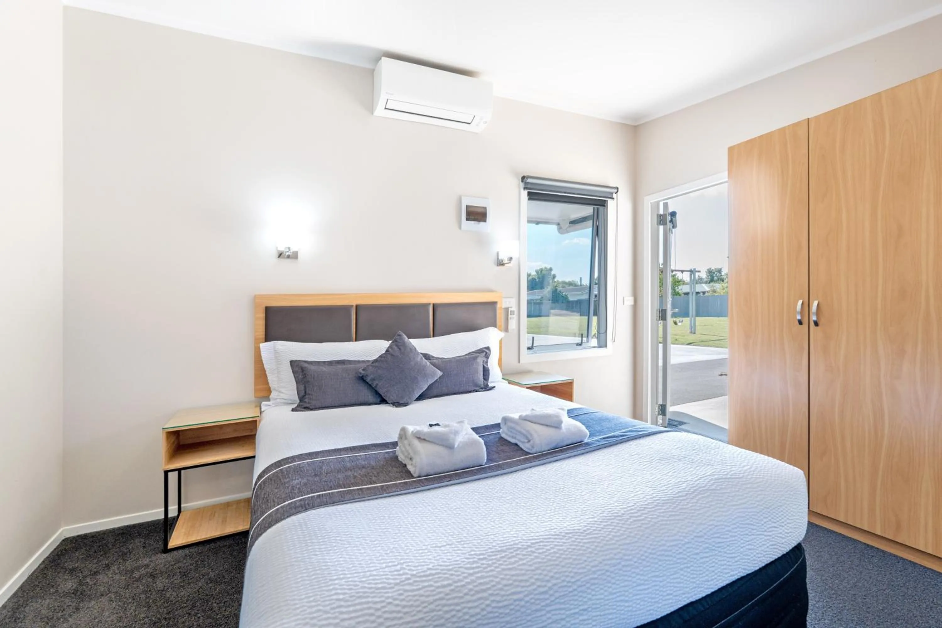 Bed in Travellers Inn Motel