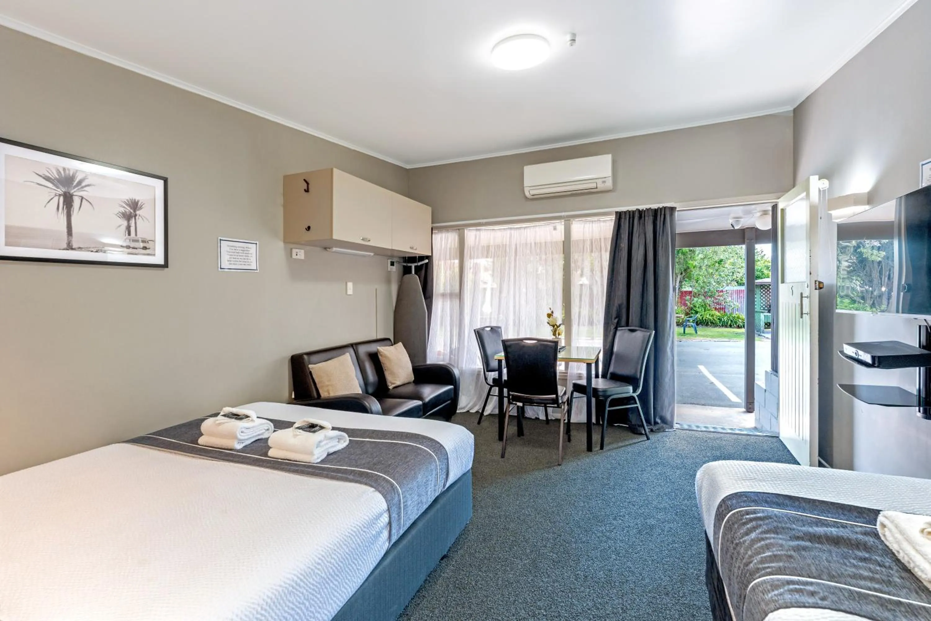 Bed in Travellers Inn Motel