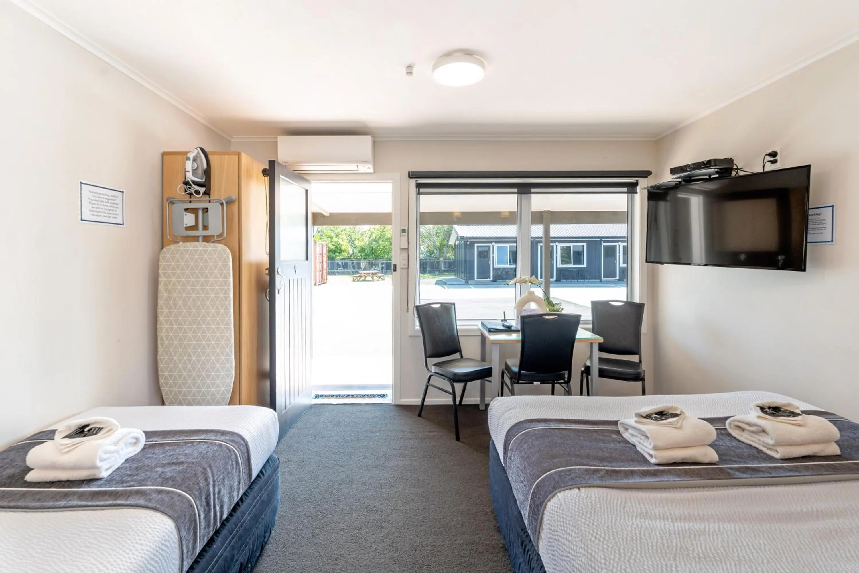 Bed in Travellers Inn Motel