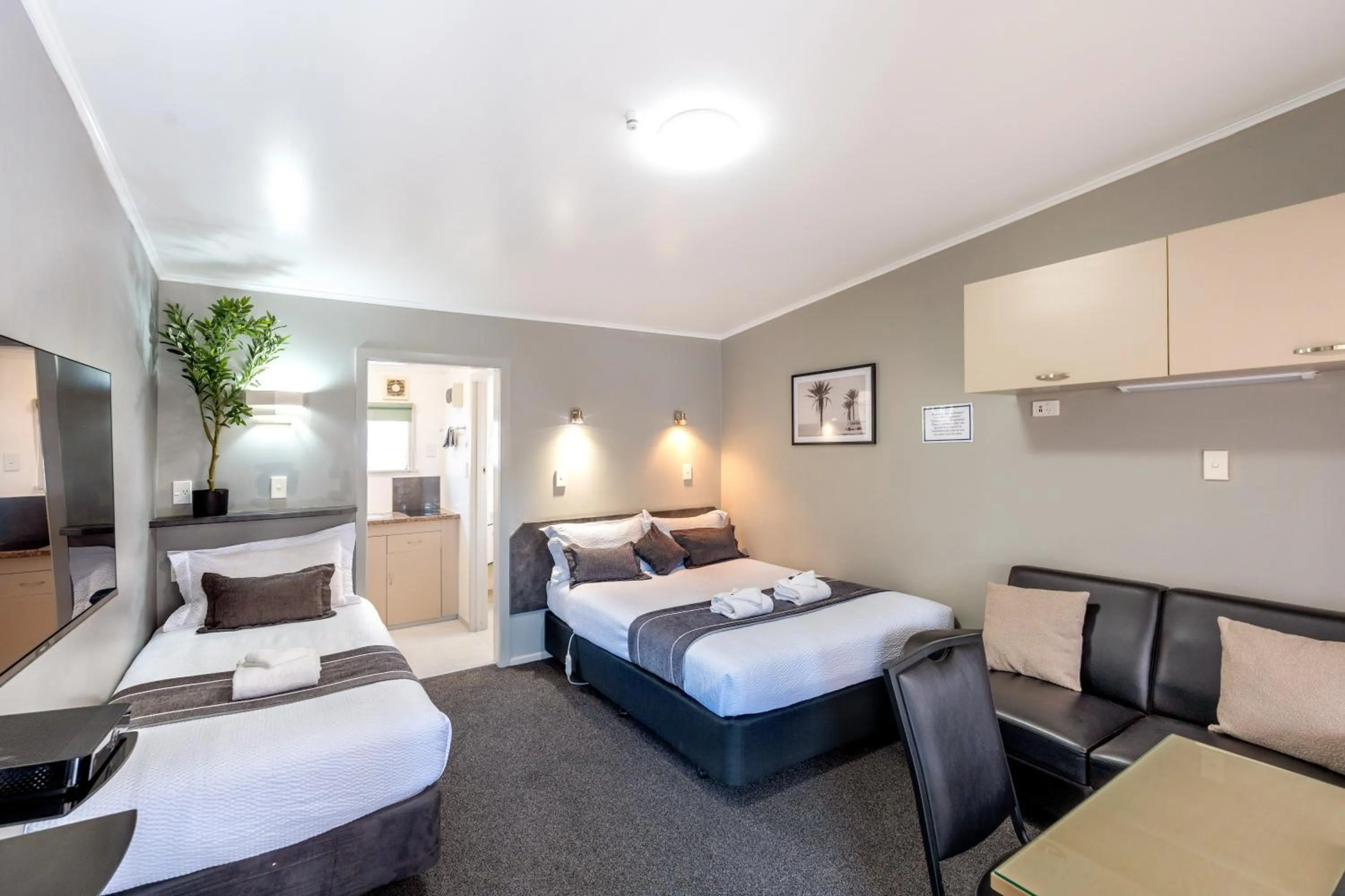 Bed in Travellers Inn Motel