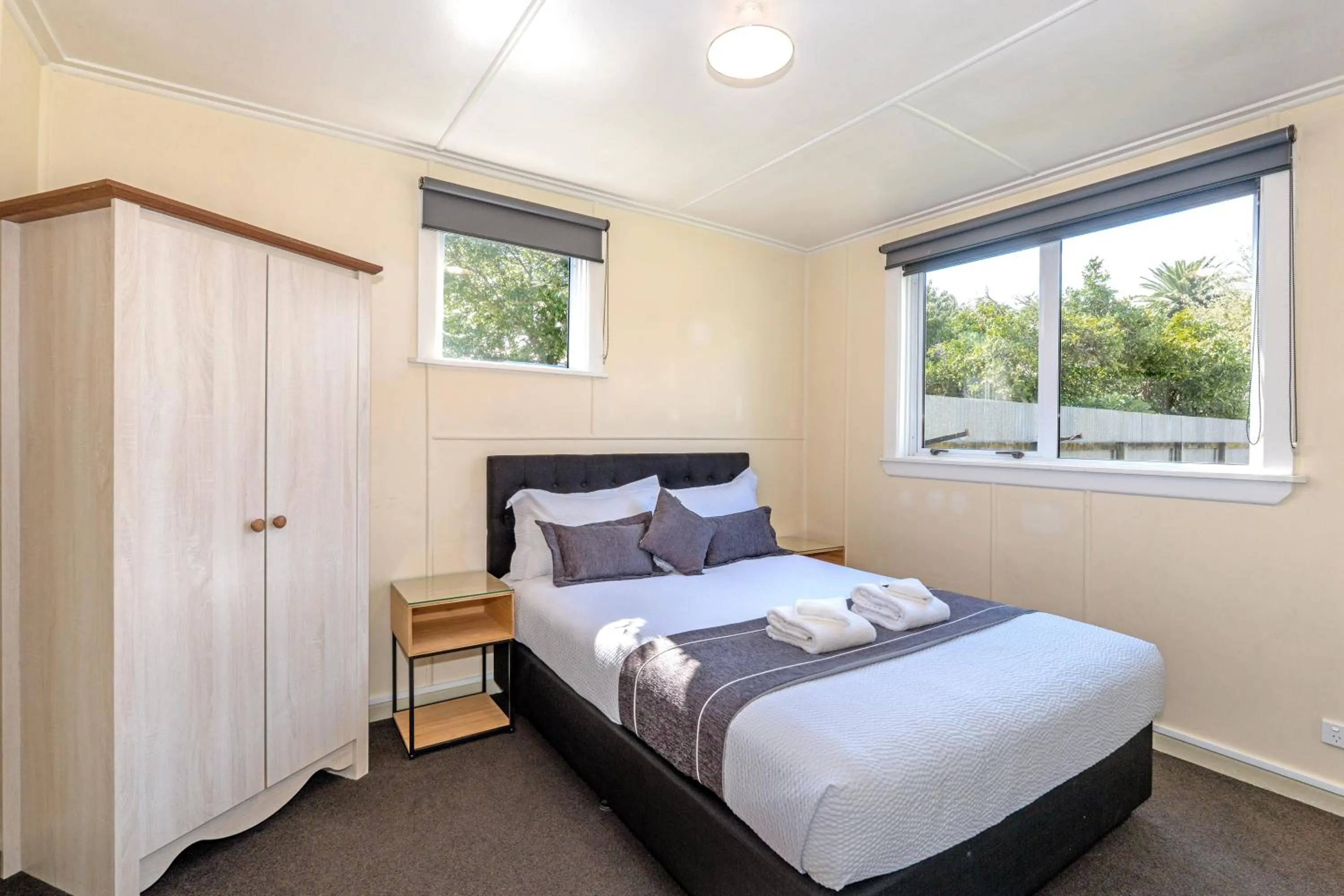 Bed in Travellers Inn Motel