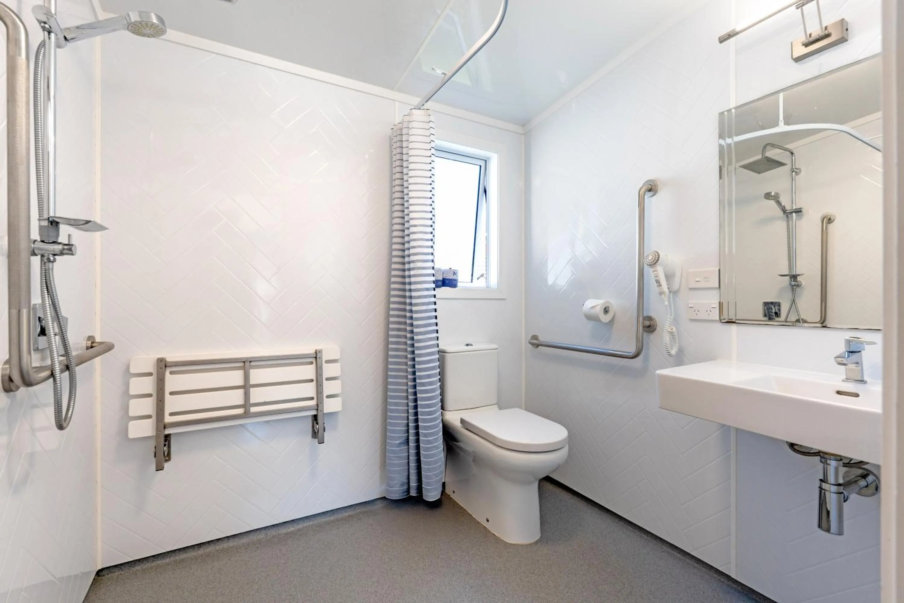 Shower in Travellers Inn Motel