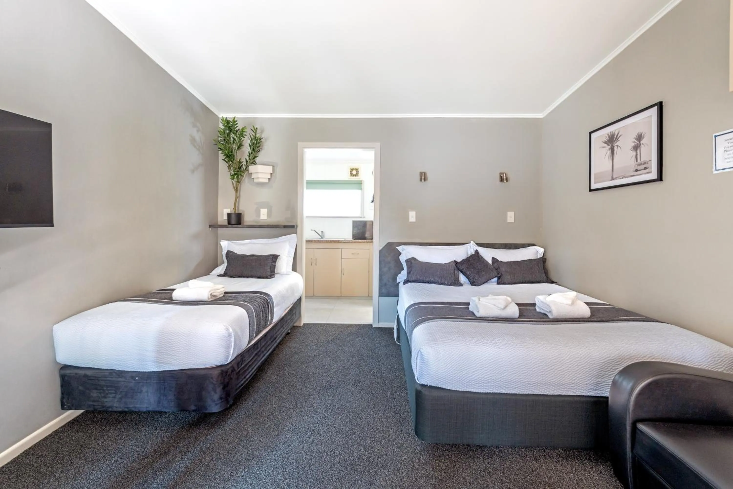 TV and multimedia, Bed in Travellers Inn Motel