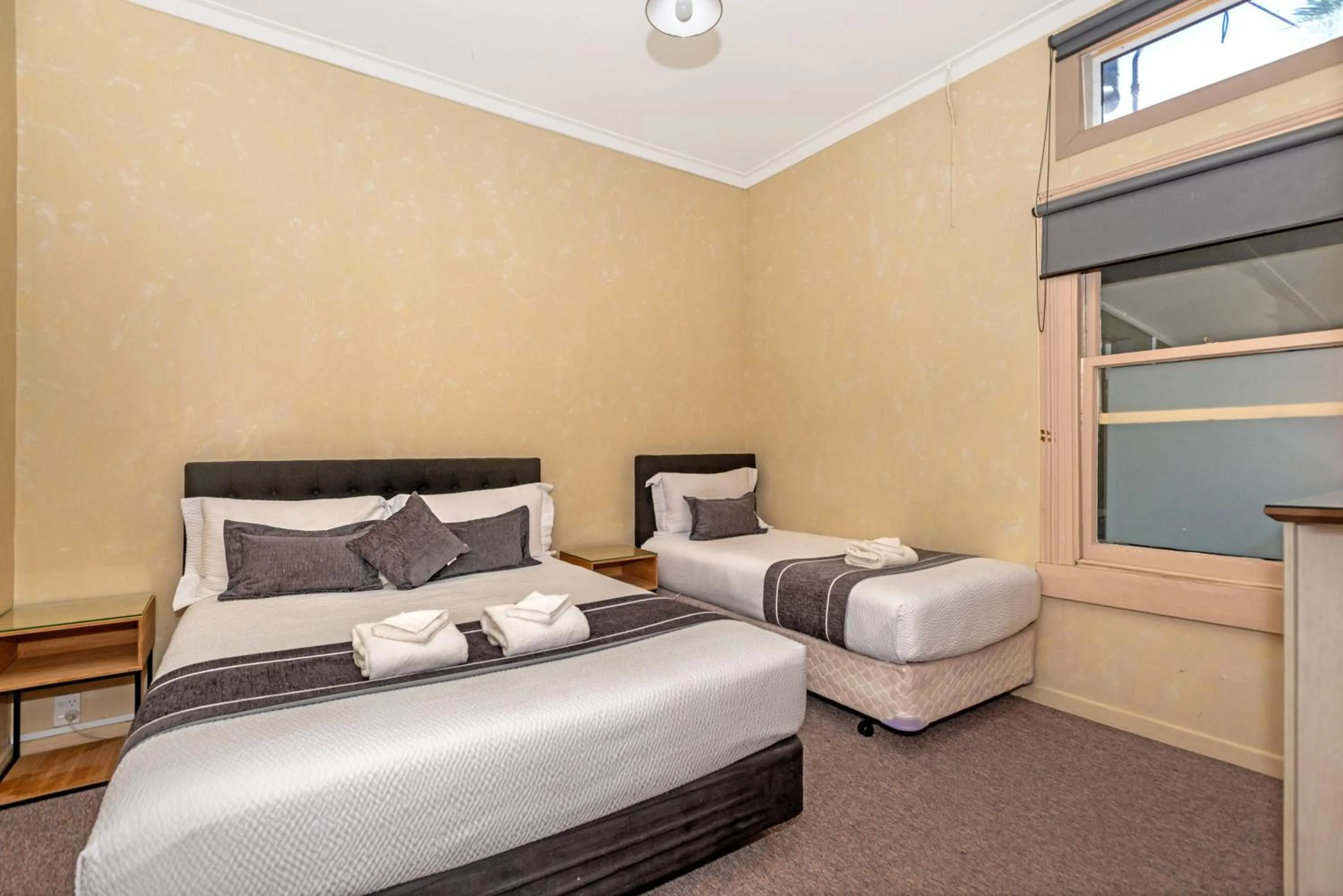 Bedroom, Bed in Travellers Inn Motel