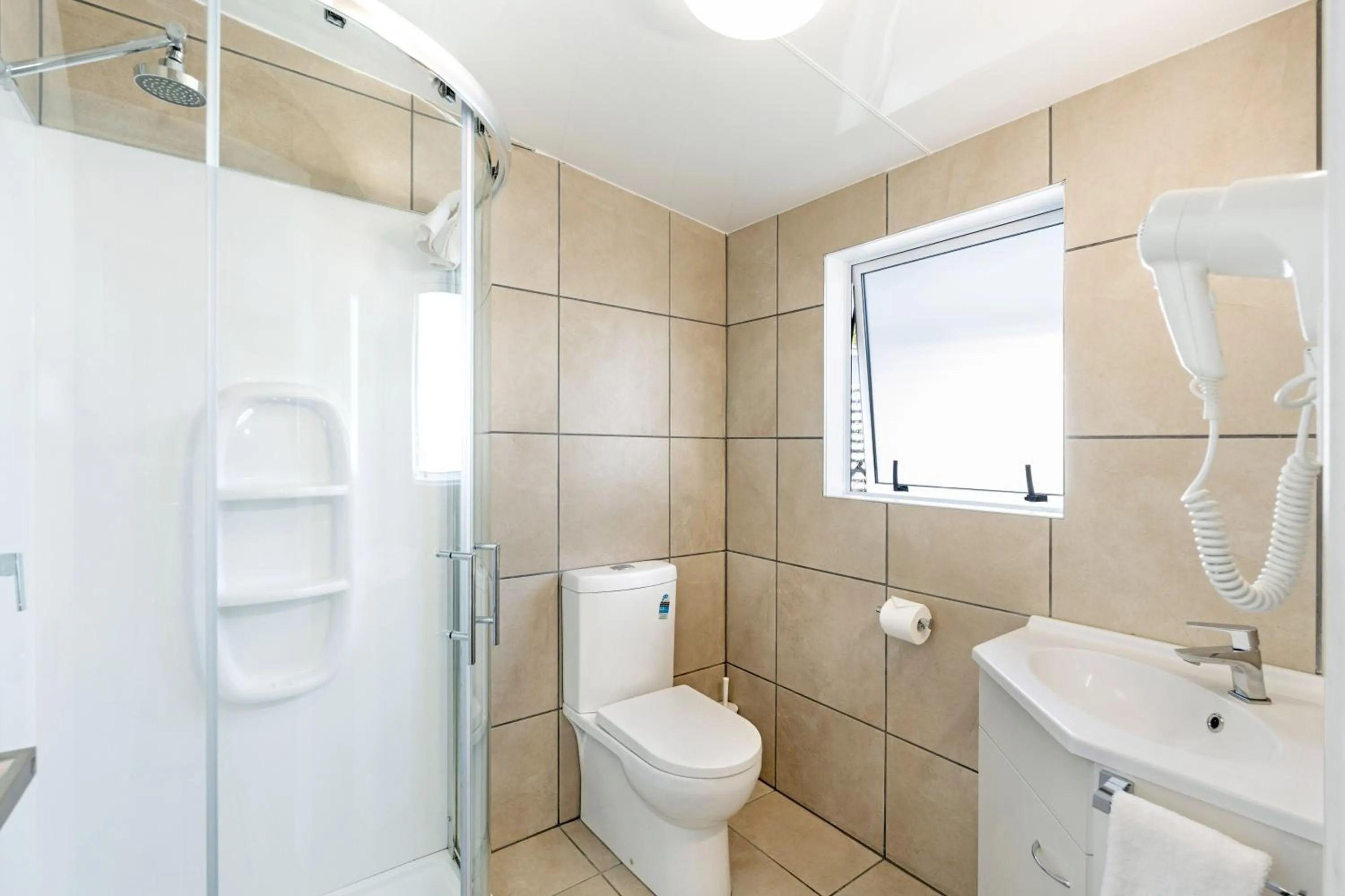Shower in Travellers Inn Motel