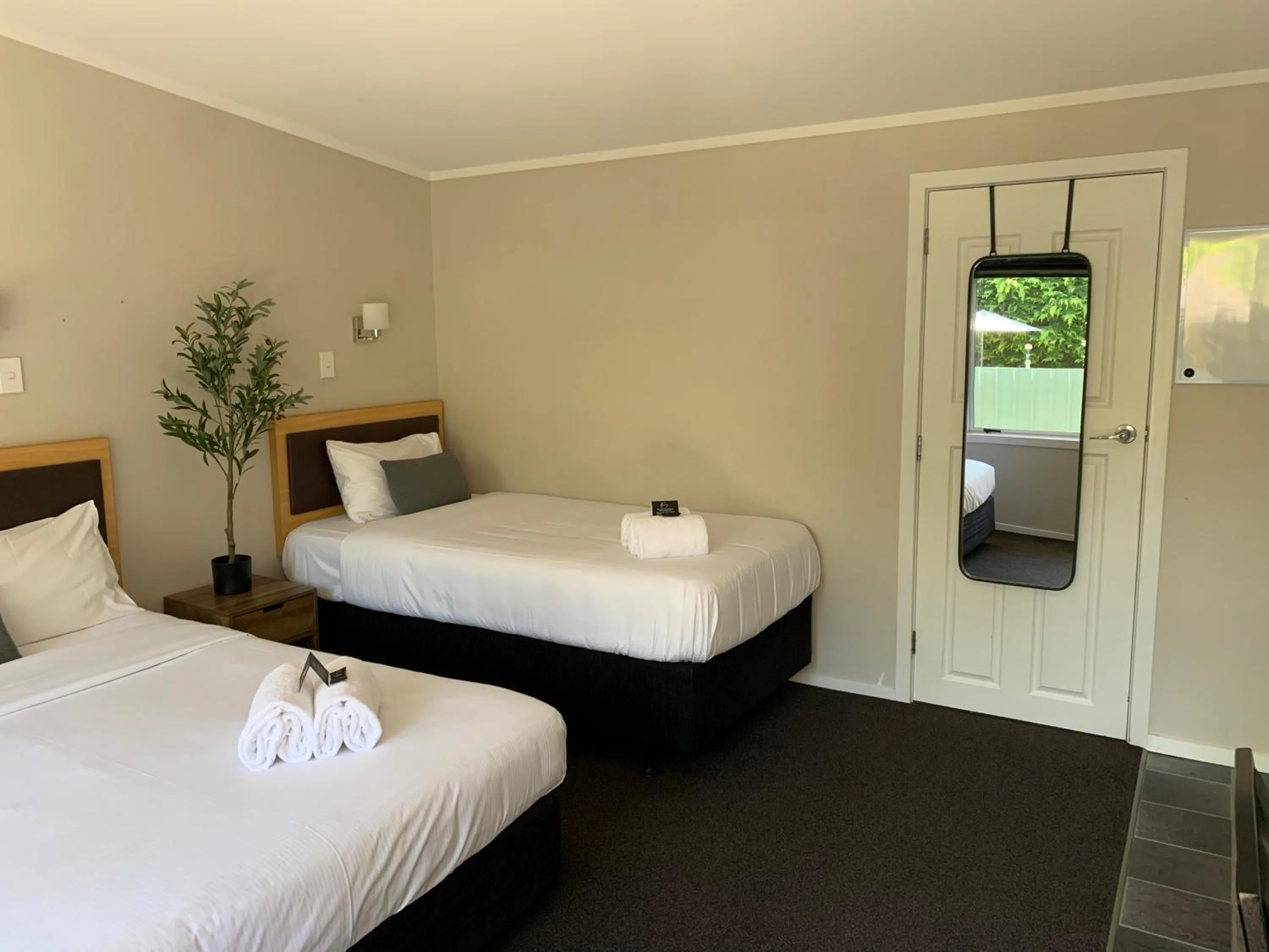 Bed in Travellers Inn Motel