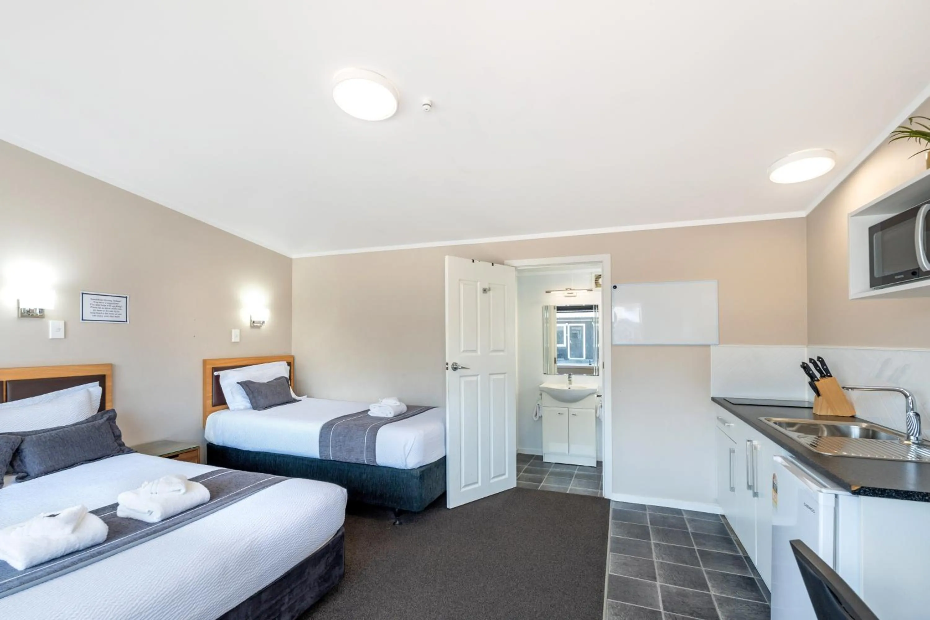Bed in Travellers Inn Motel