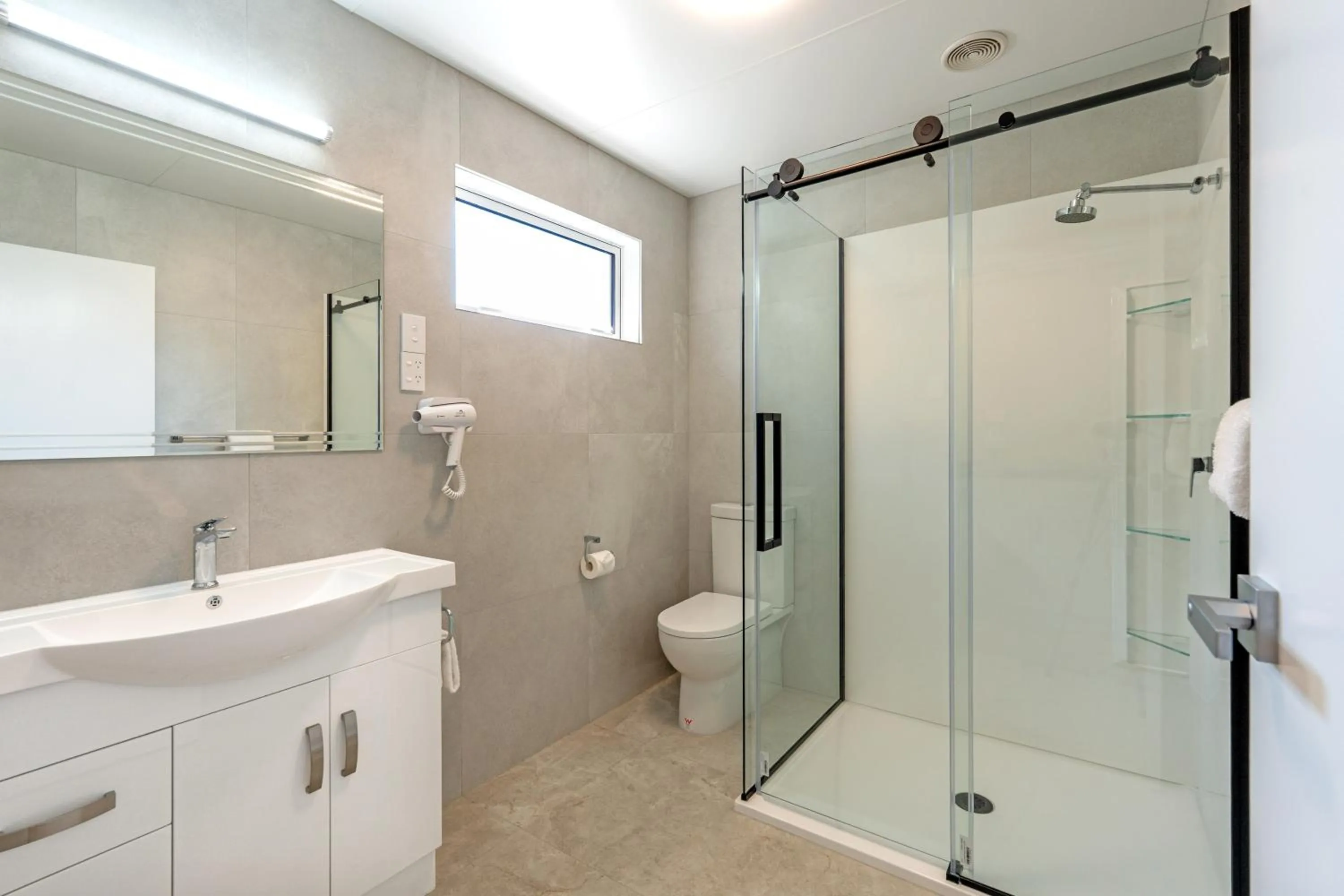 Shower in Travellers Inn Motel