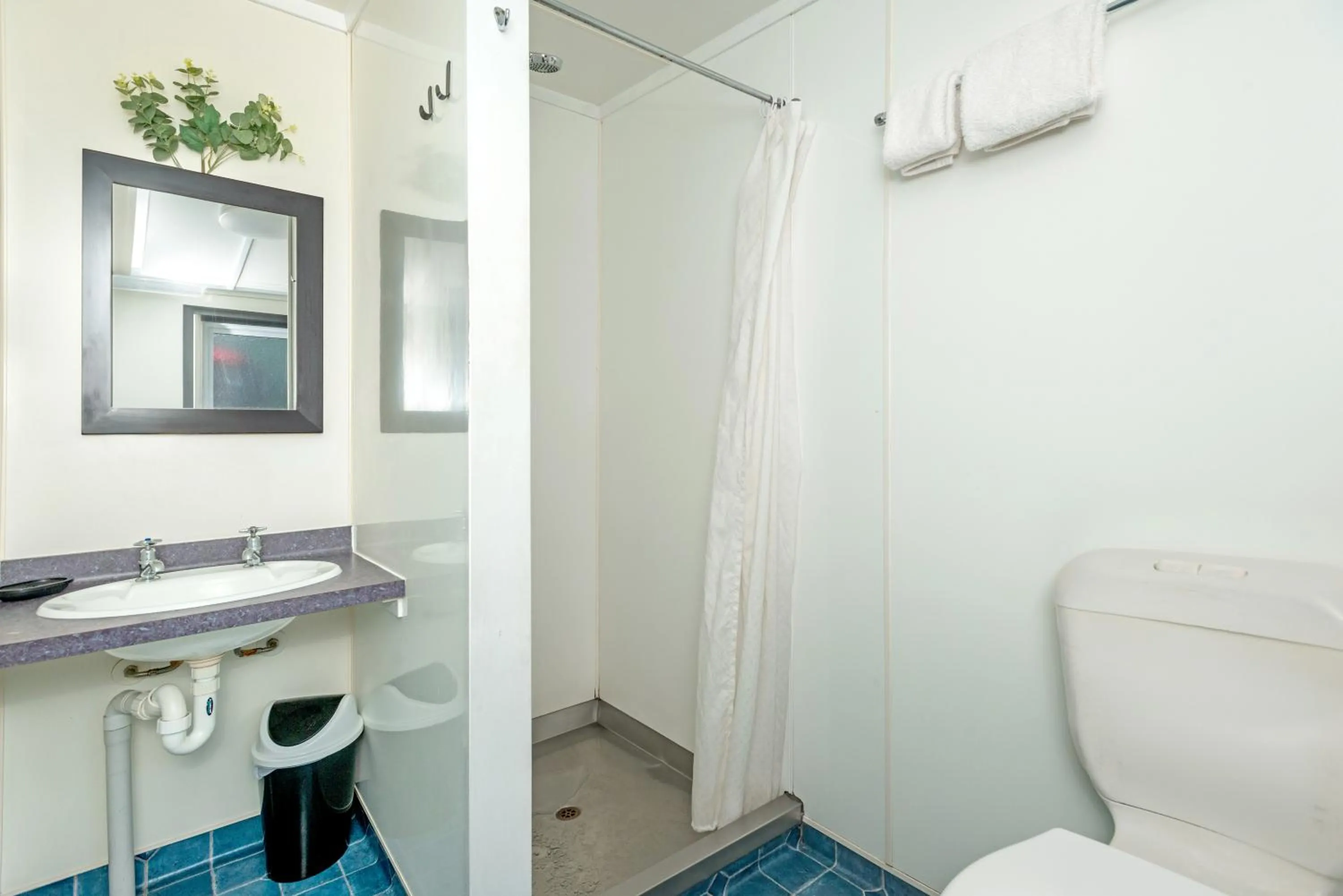 Bathroom in Travellers Inn Motel