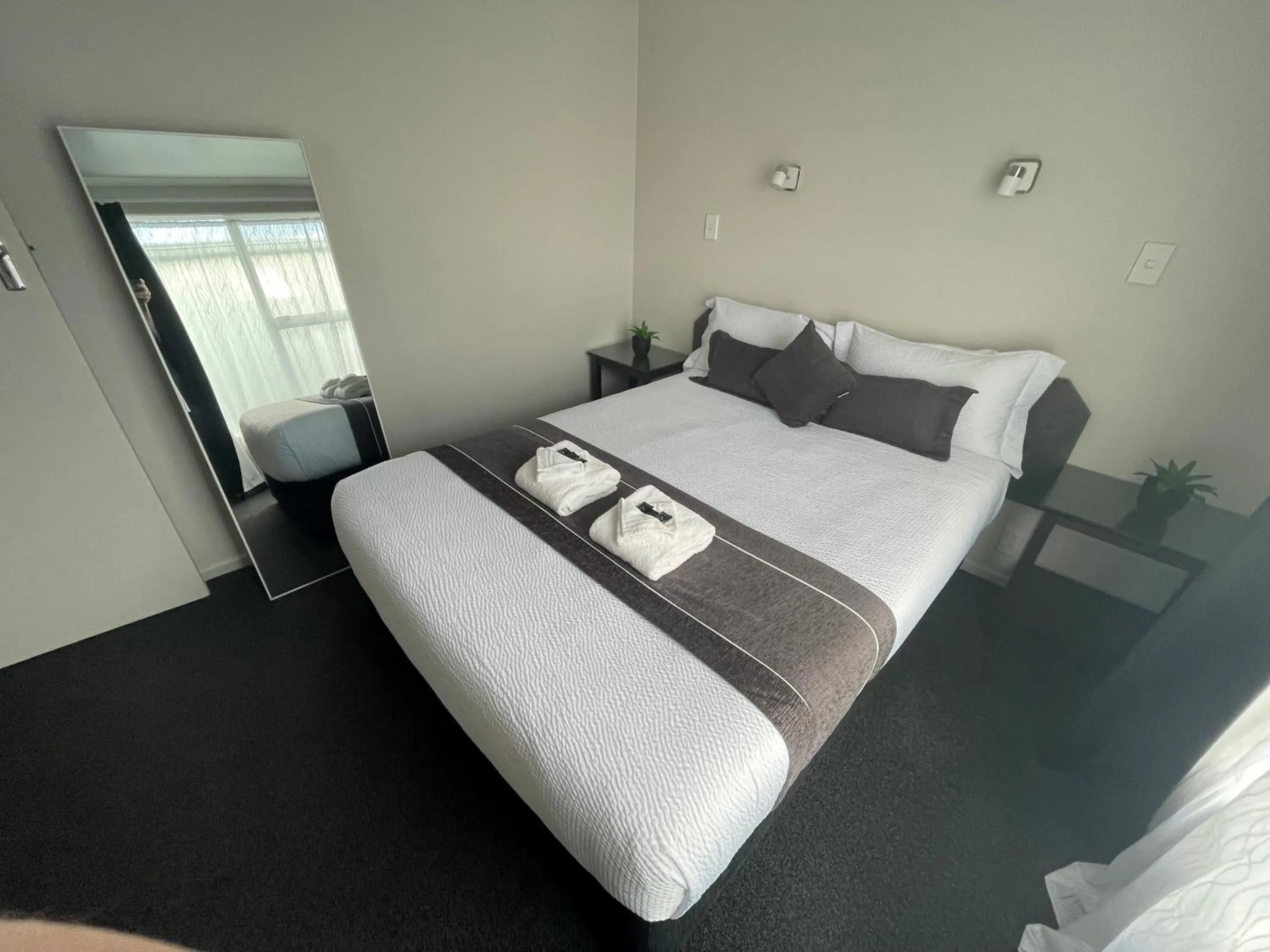 Bed in Travellers Inn Motel
