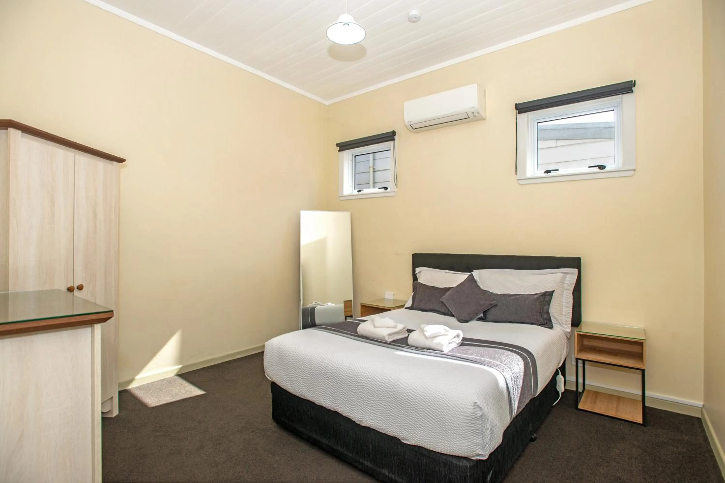 Bed in Travellers Inn Motel