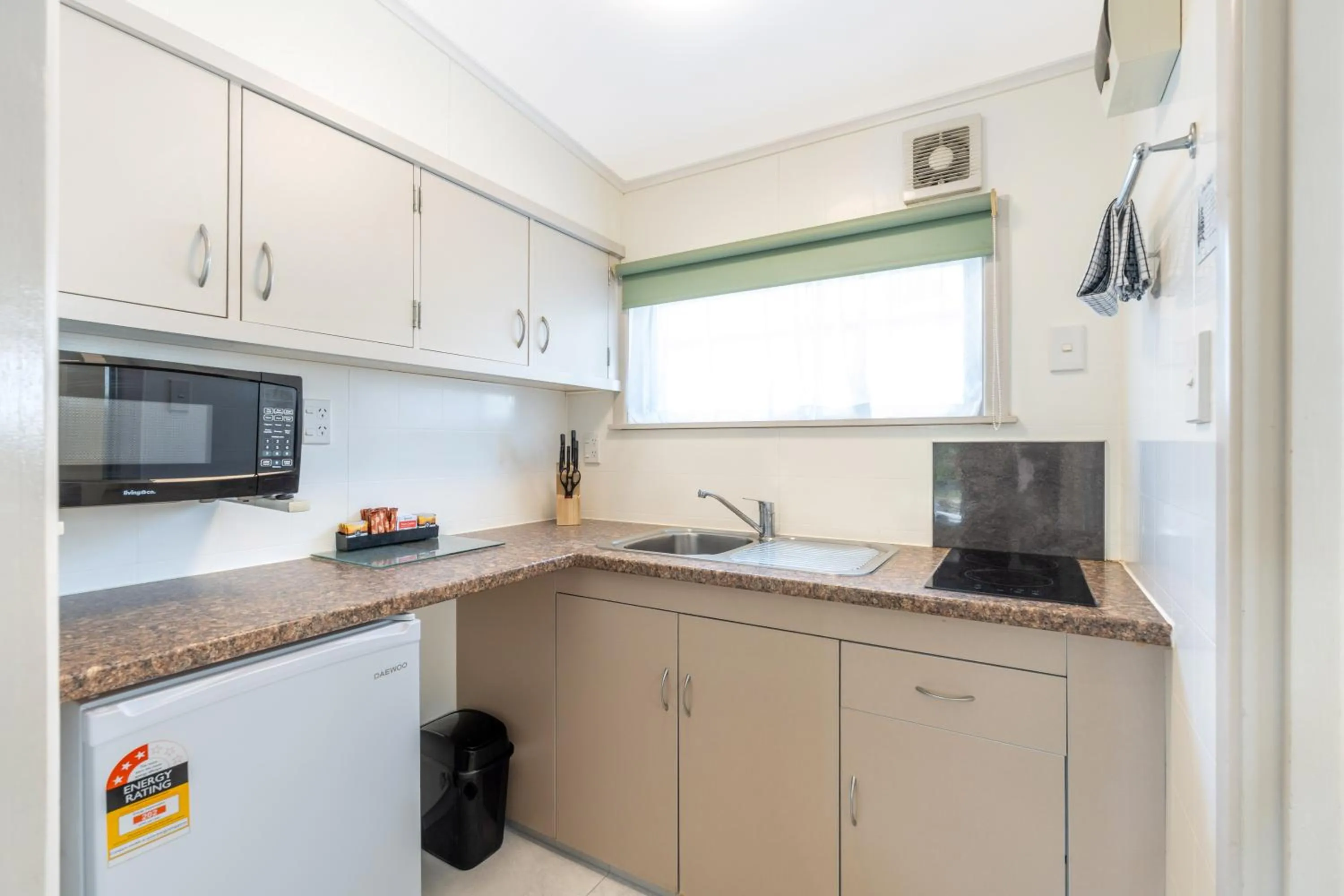 Kitchen or kitchenette in Travellers Inn Motel