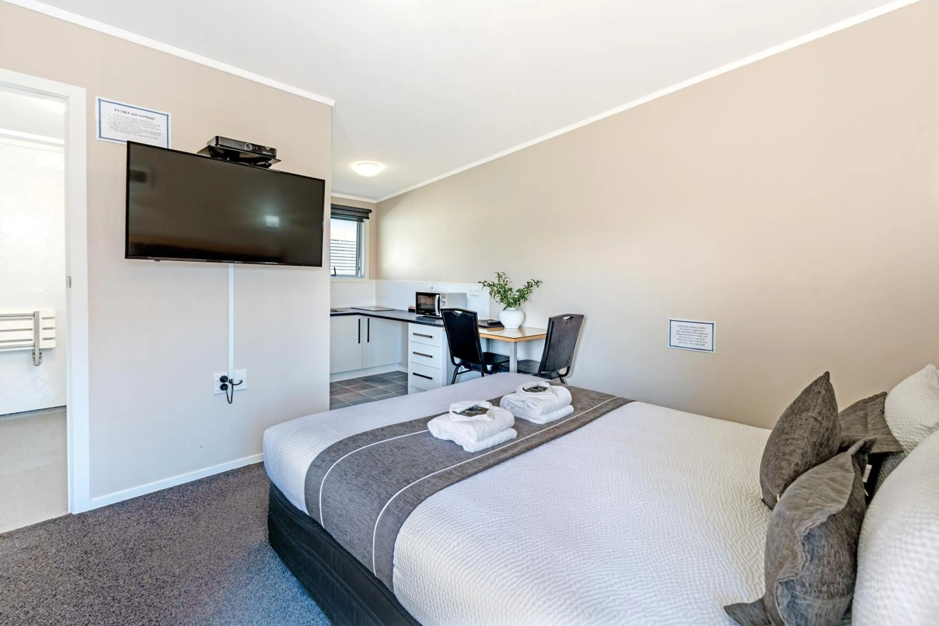 Bed in Travellers Inn Motel