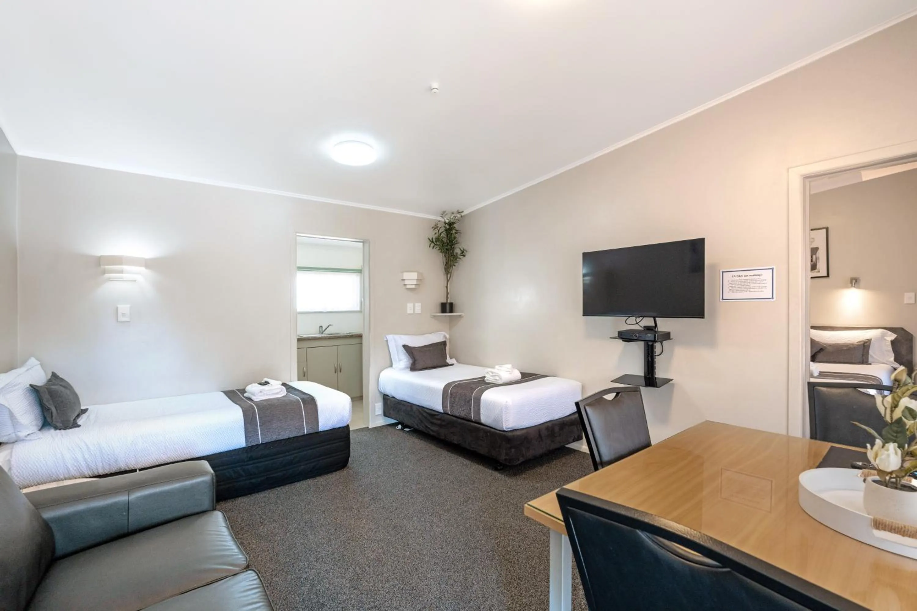Communal lounge/ TV room, Bed in Travellers Inn Motel