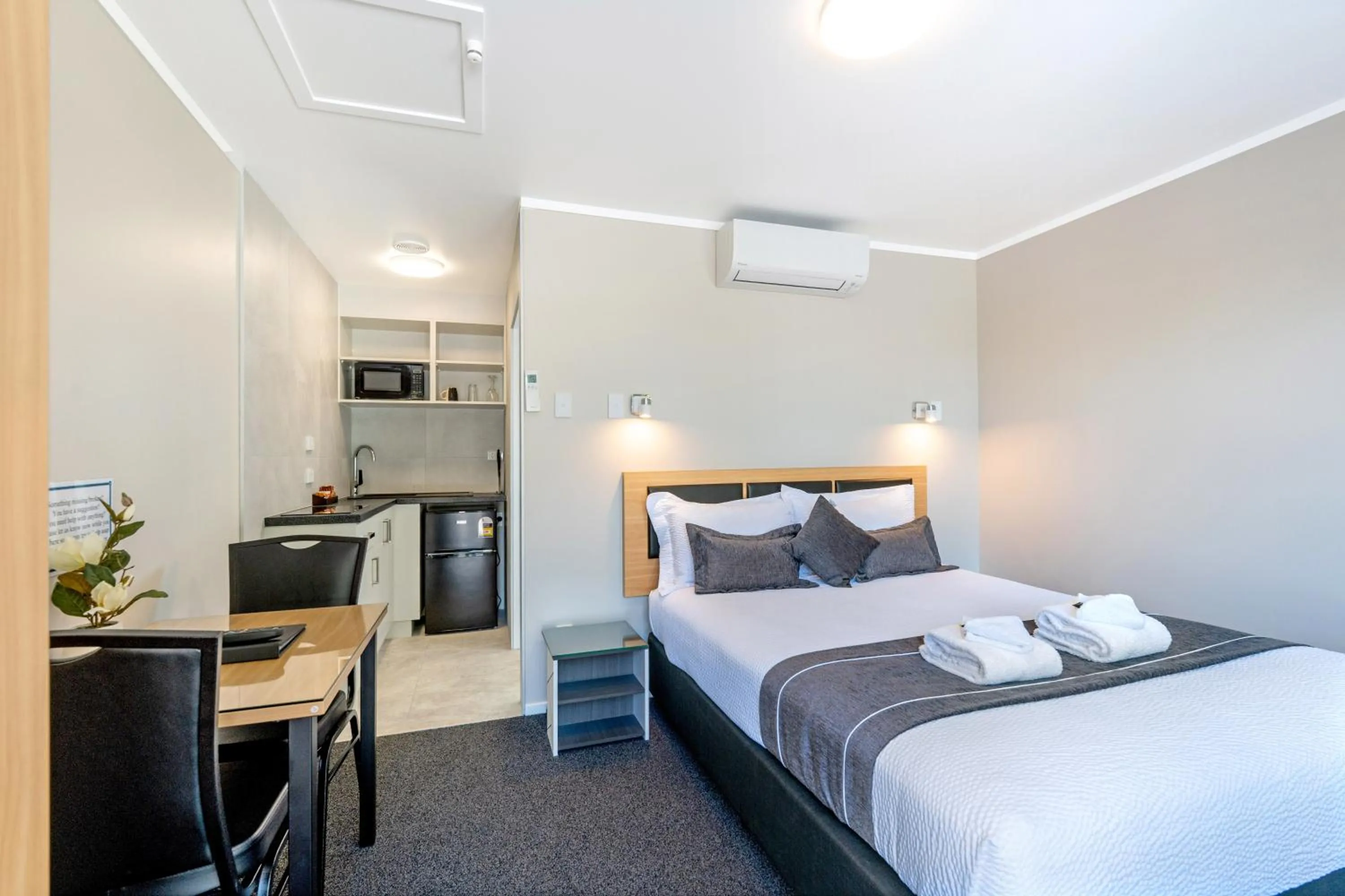 Bed in Travellers Inn Motel
