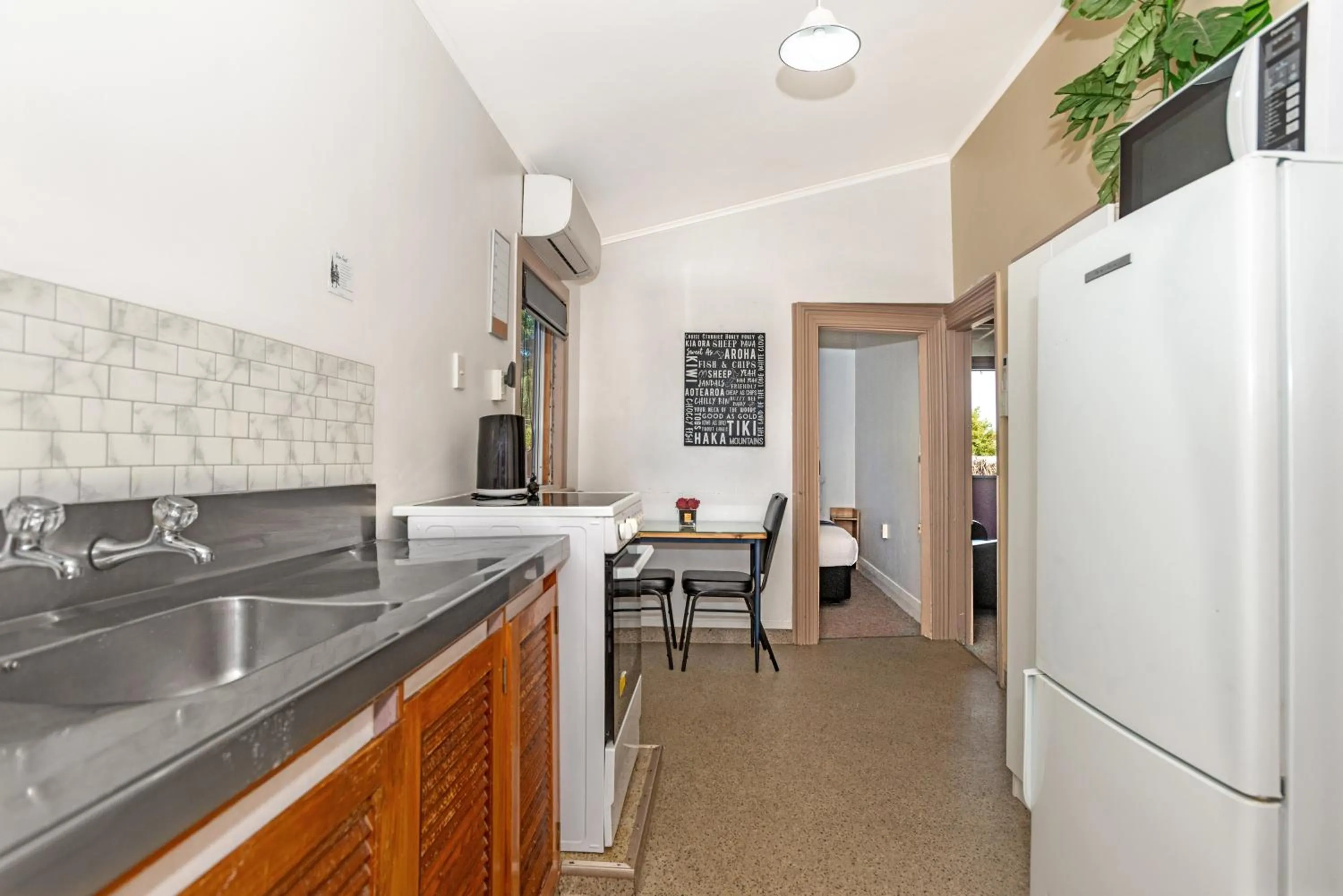 kitchen in Travellers Inn Motel