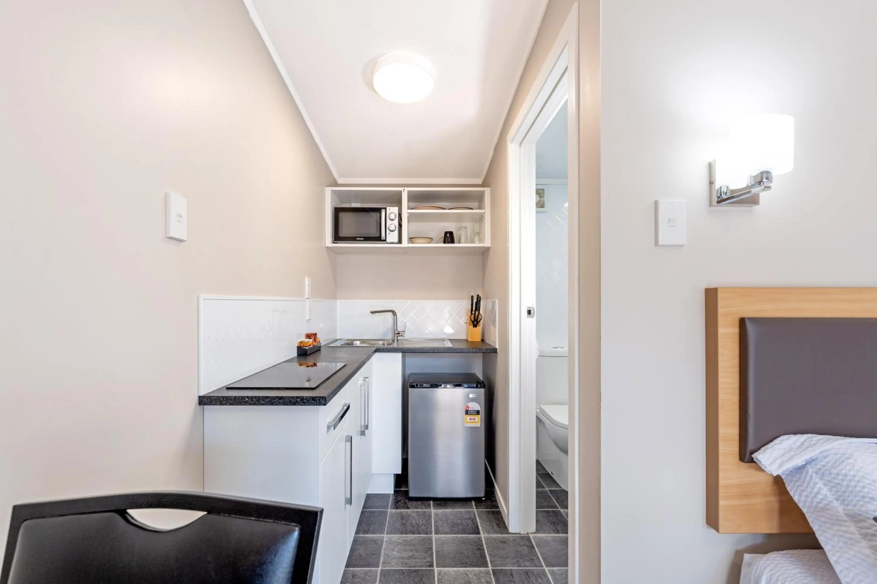 Kitchen or kitchenette in Travellers Inn Motel