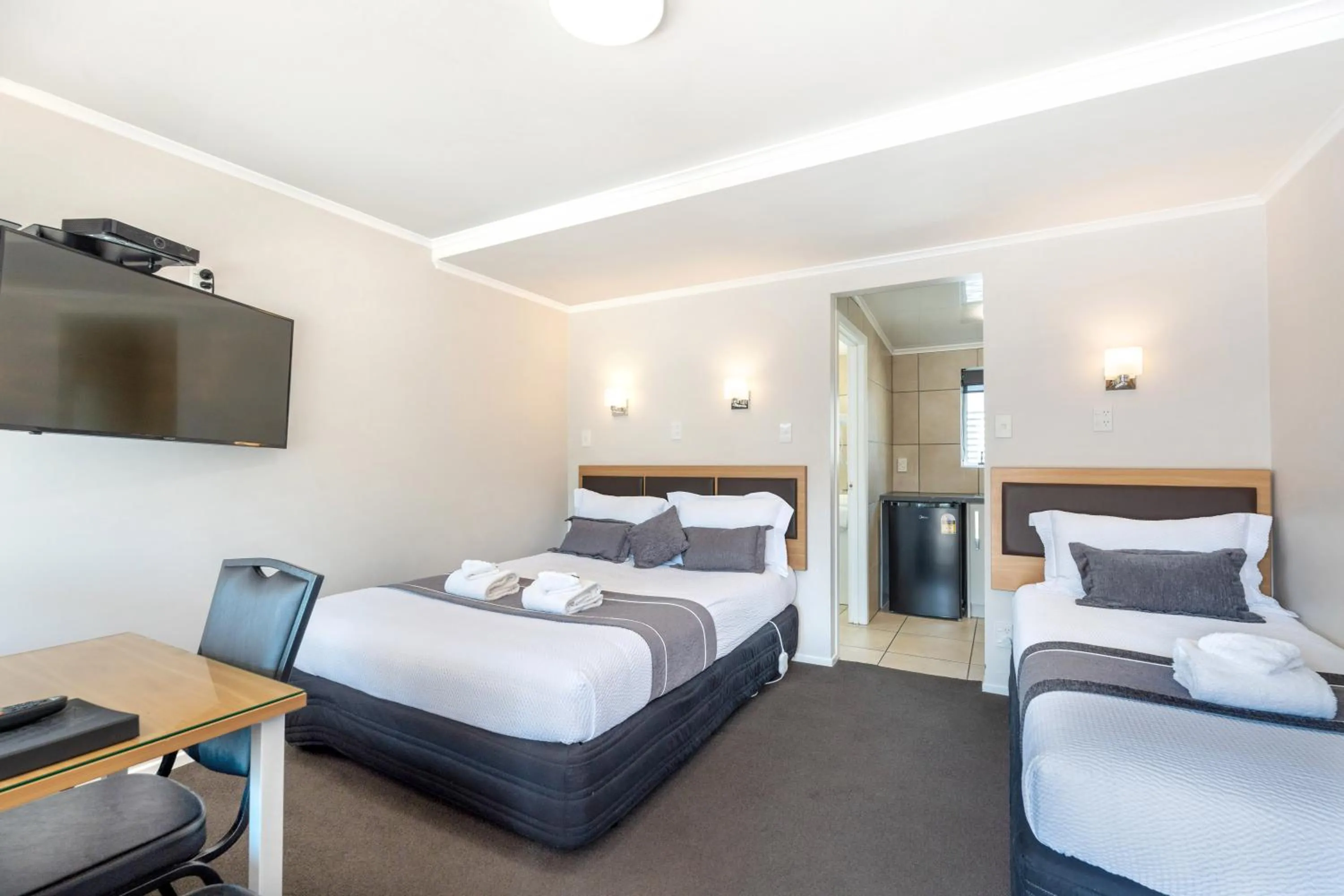 Bed in Travellers Inn Motel