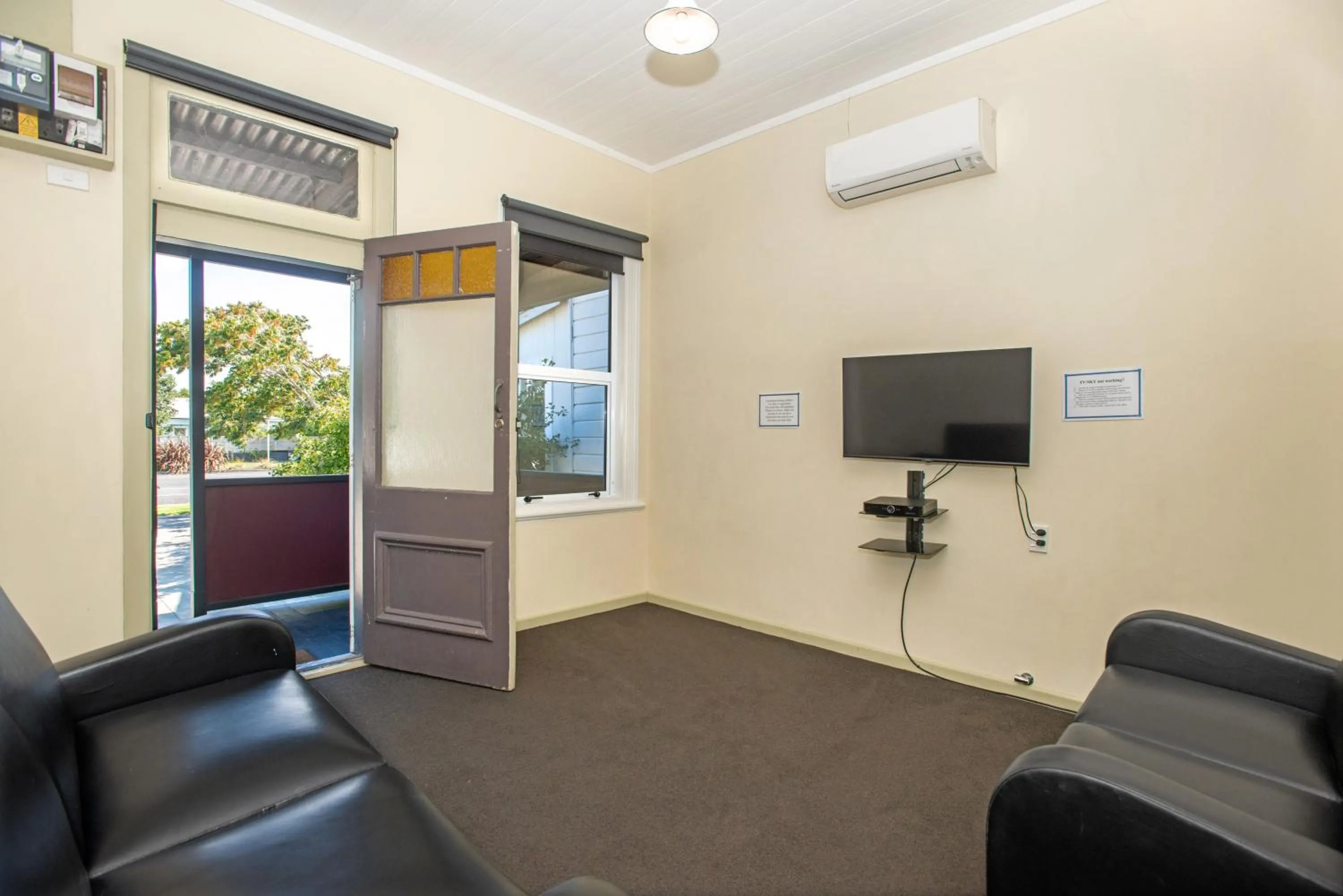 Communal lounge/ TV room in Travellers Inn Motel