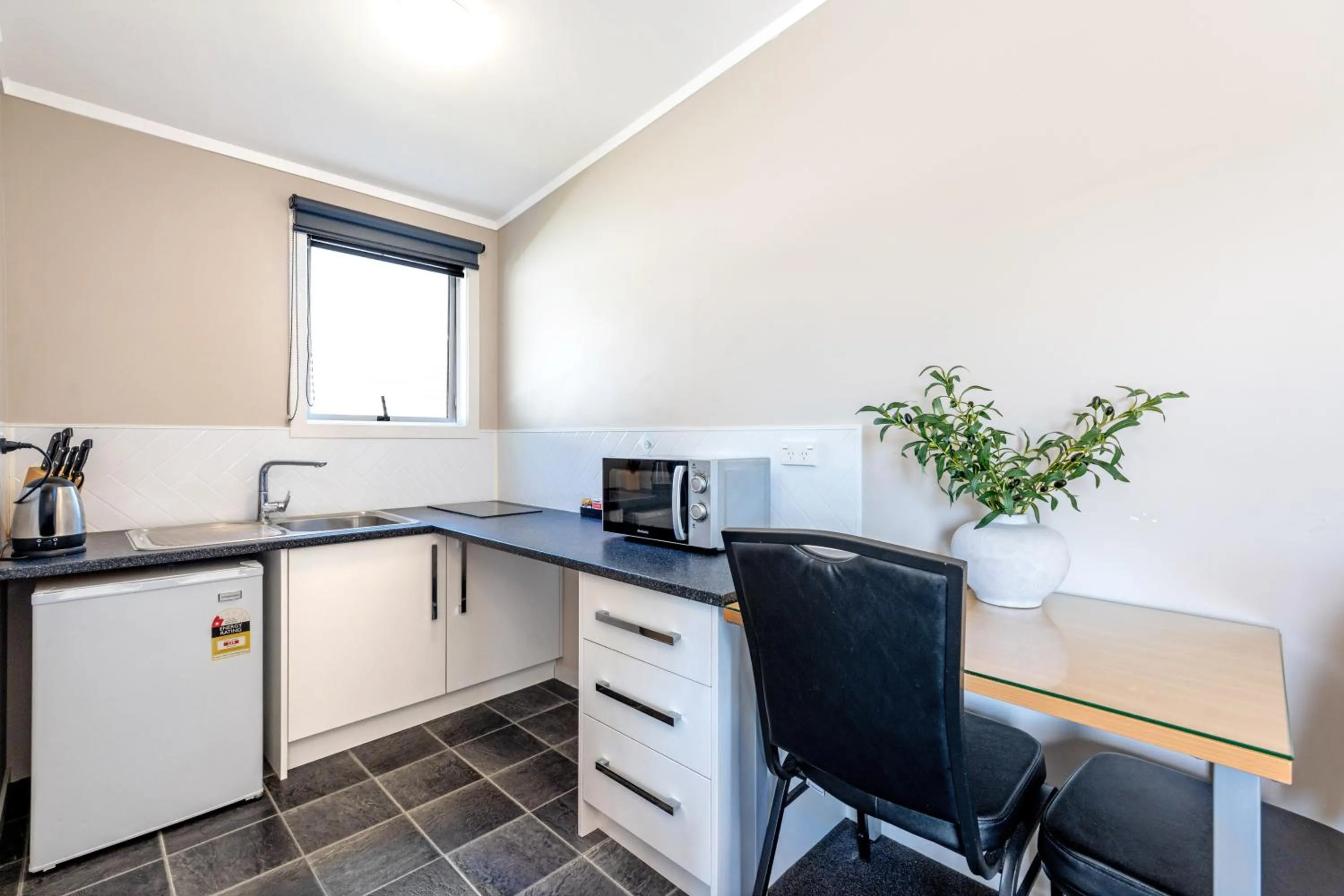Kitchen or kitchenette in Travellers Inn Motel