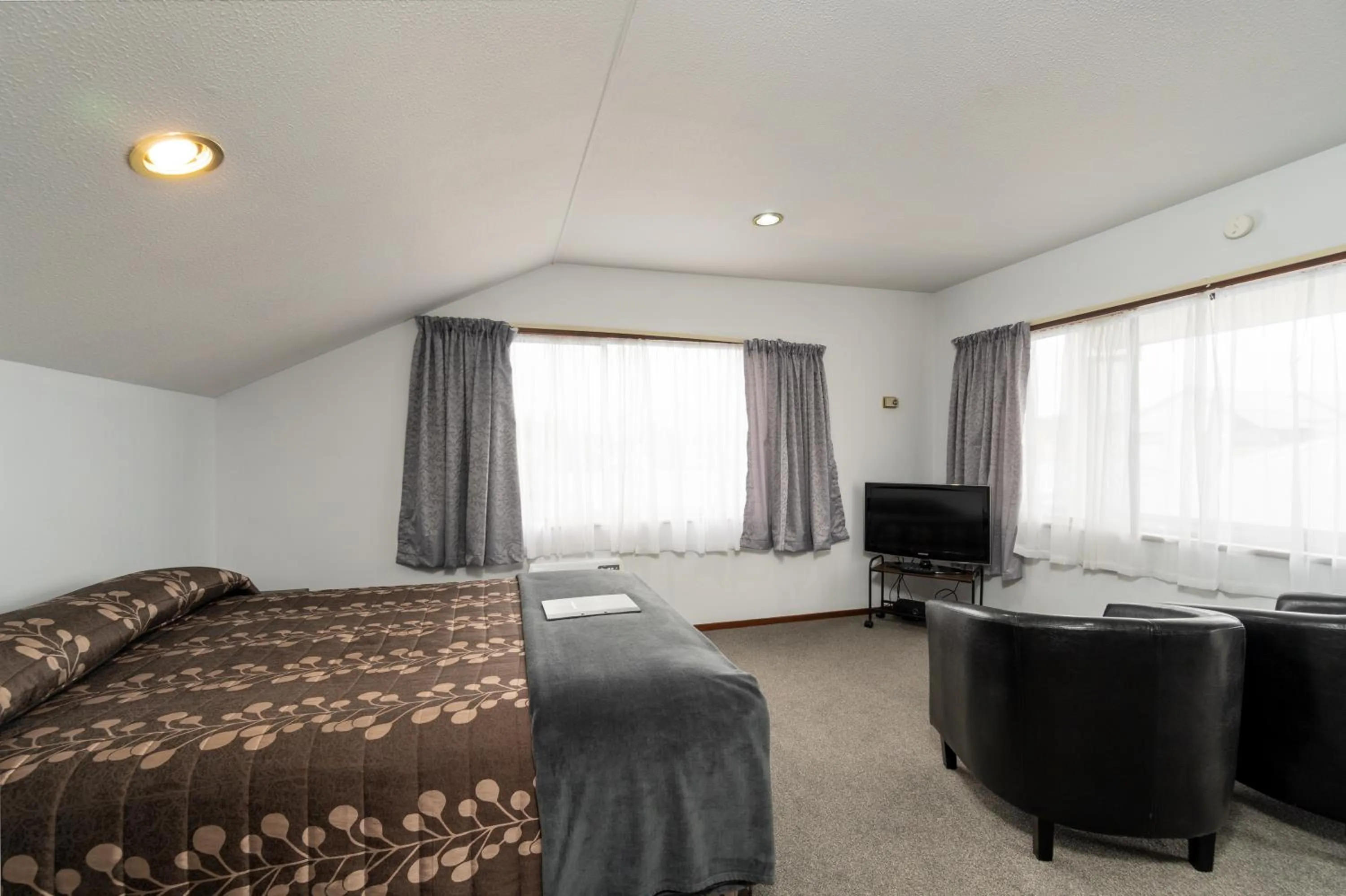 Bed in Centennial Court Hotel