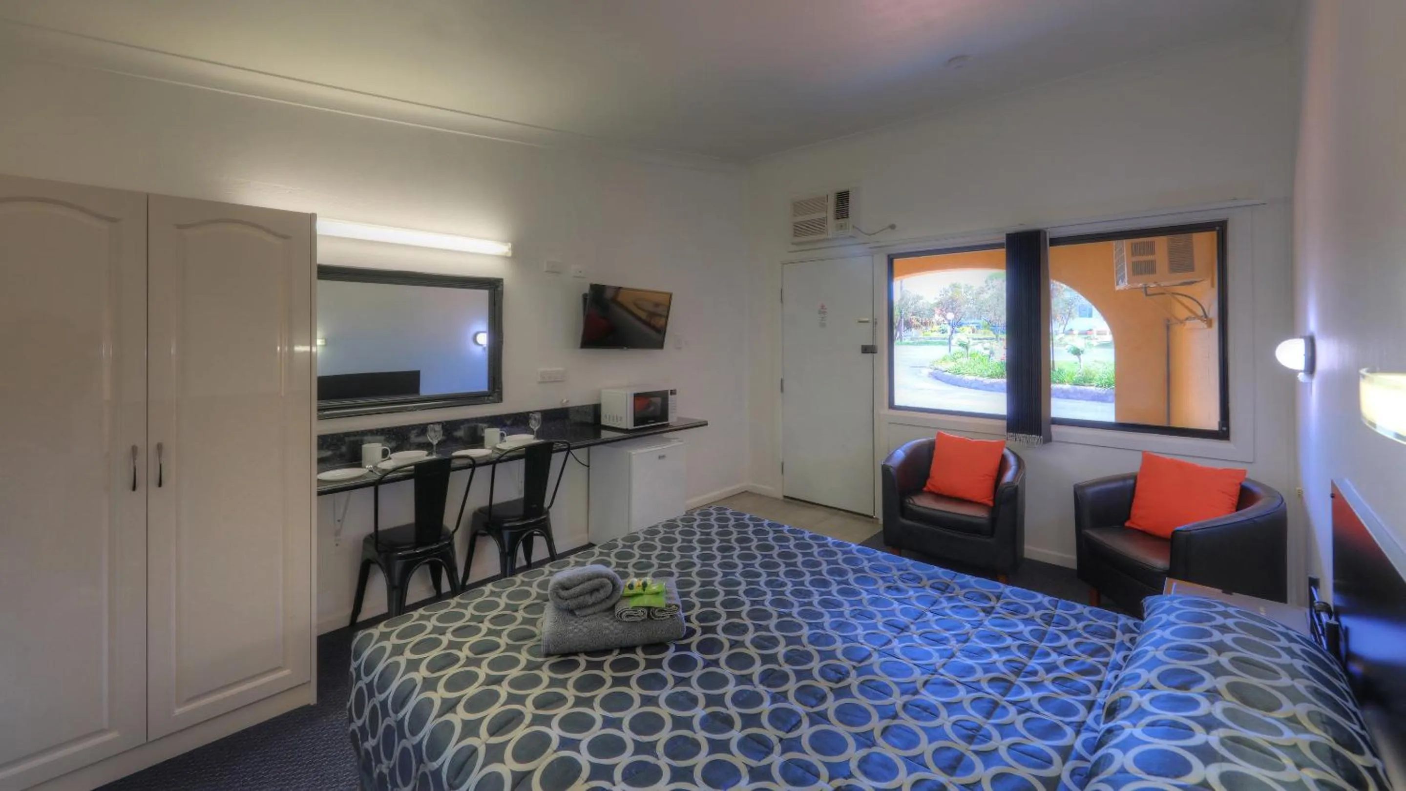 Bed in Twin Swans Motel