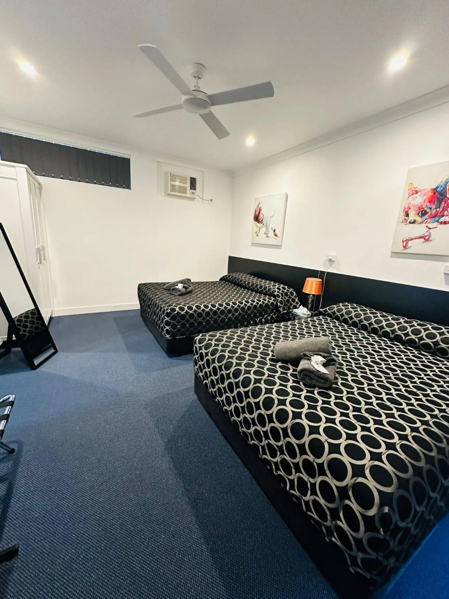 Bed in Twin Swans Motel