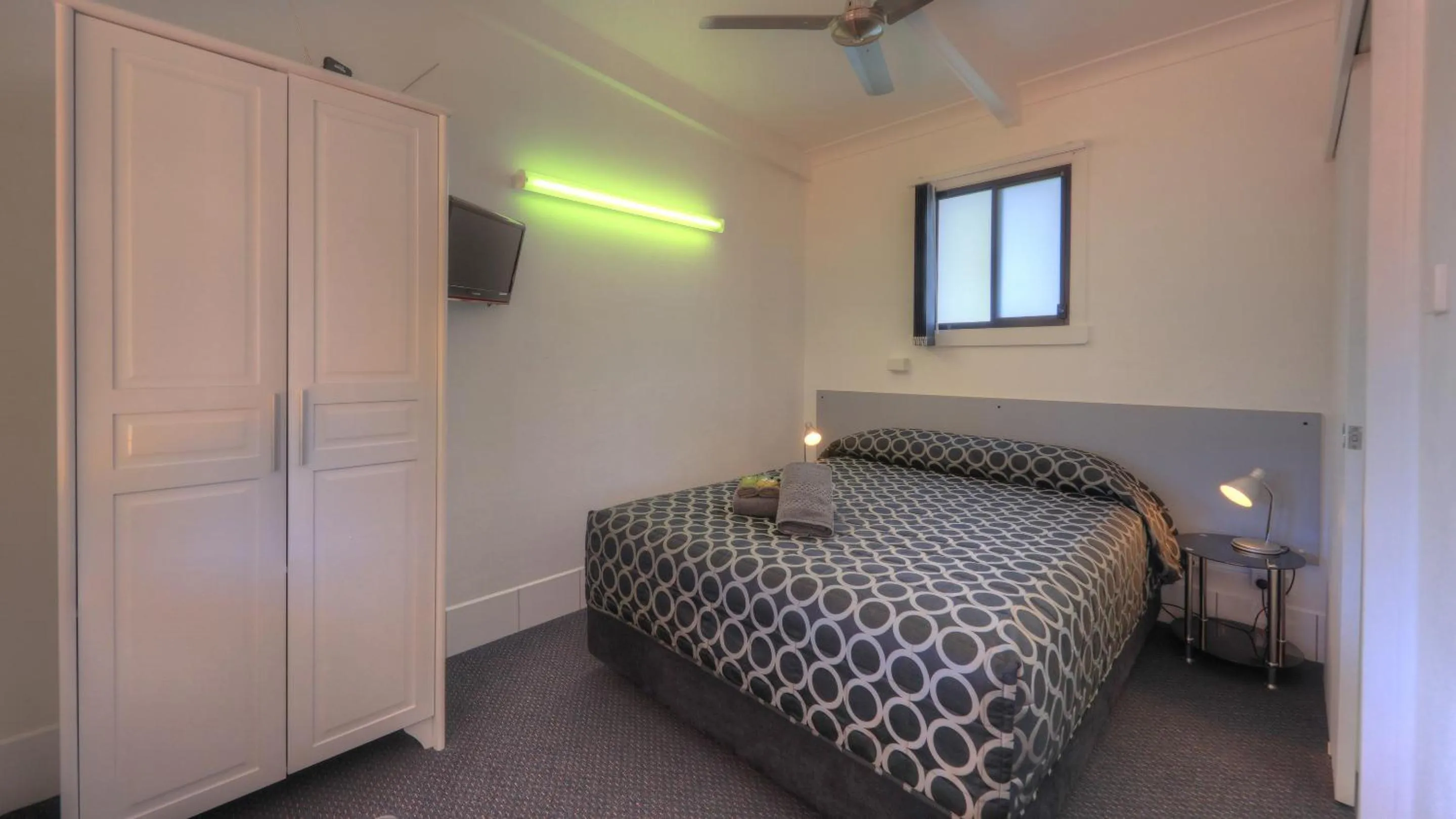 Bed in Twin Swans Motel