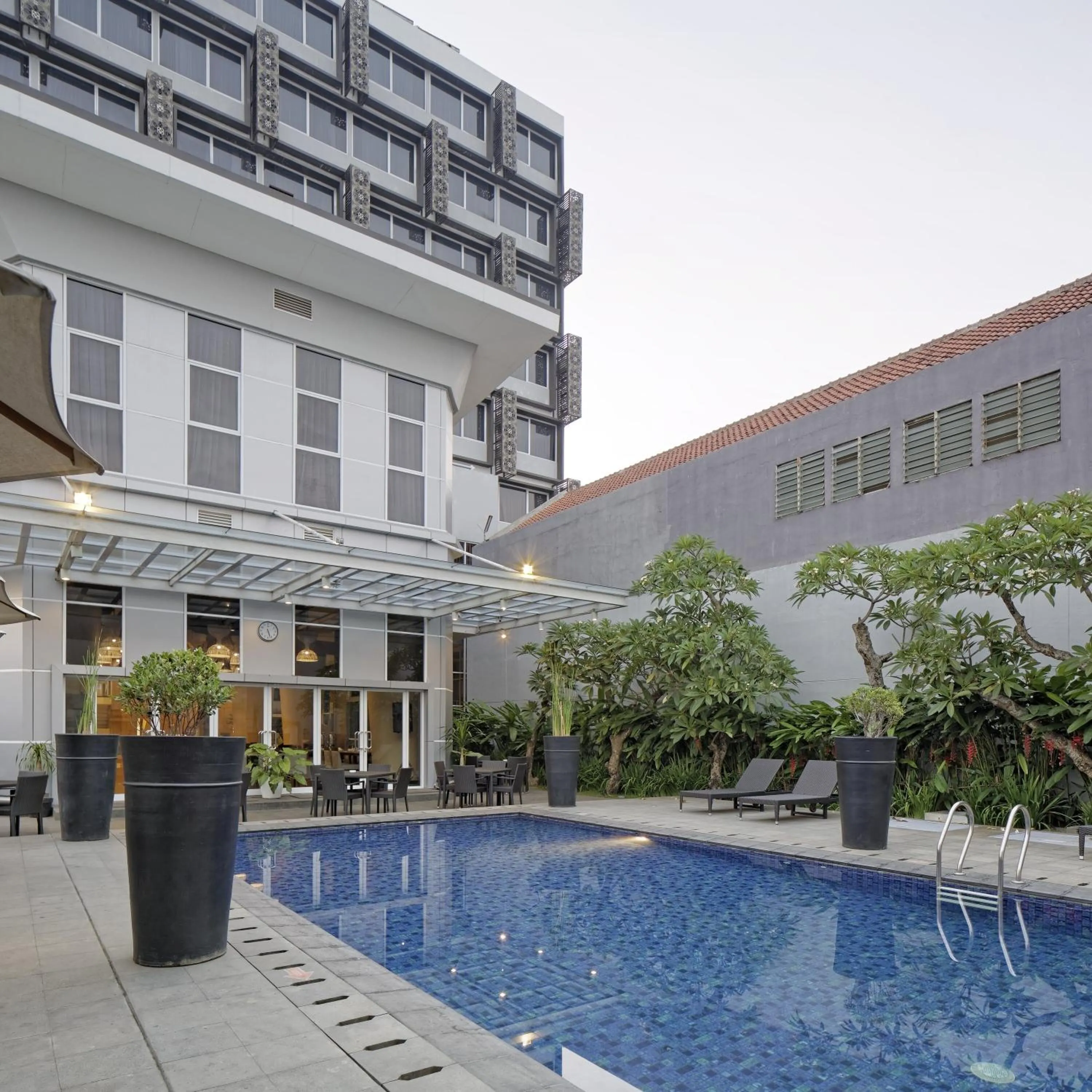 Swimming pool in Howard Johnson By Wyndham Pekalongan
