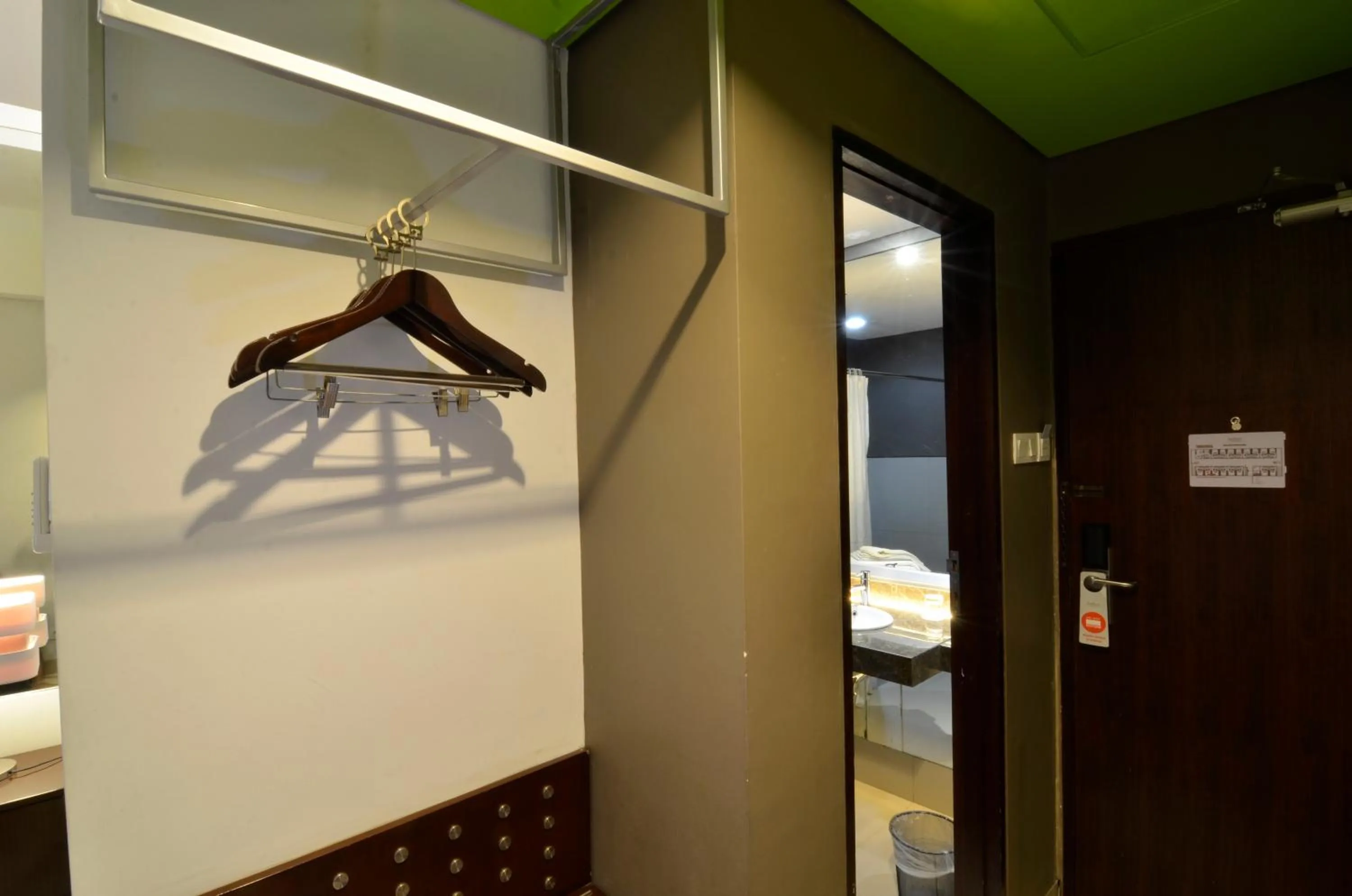 wardrobe, Bed in Howard Johnson By Wyndham Pekalongan