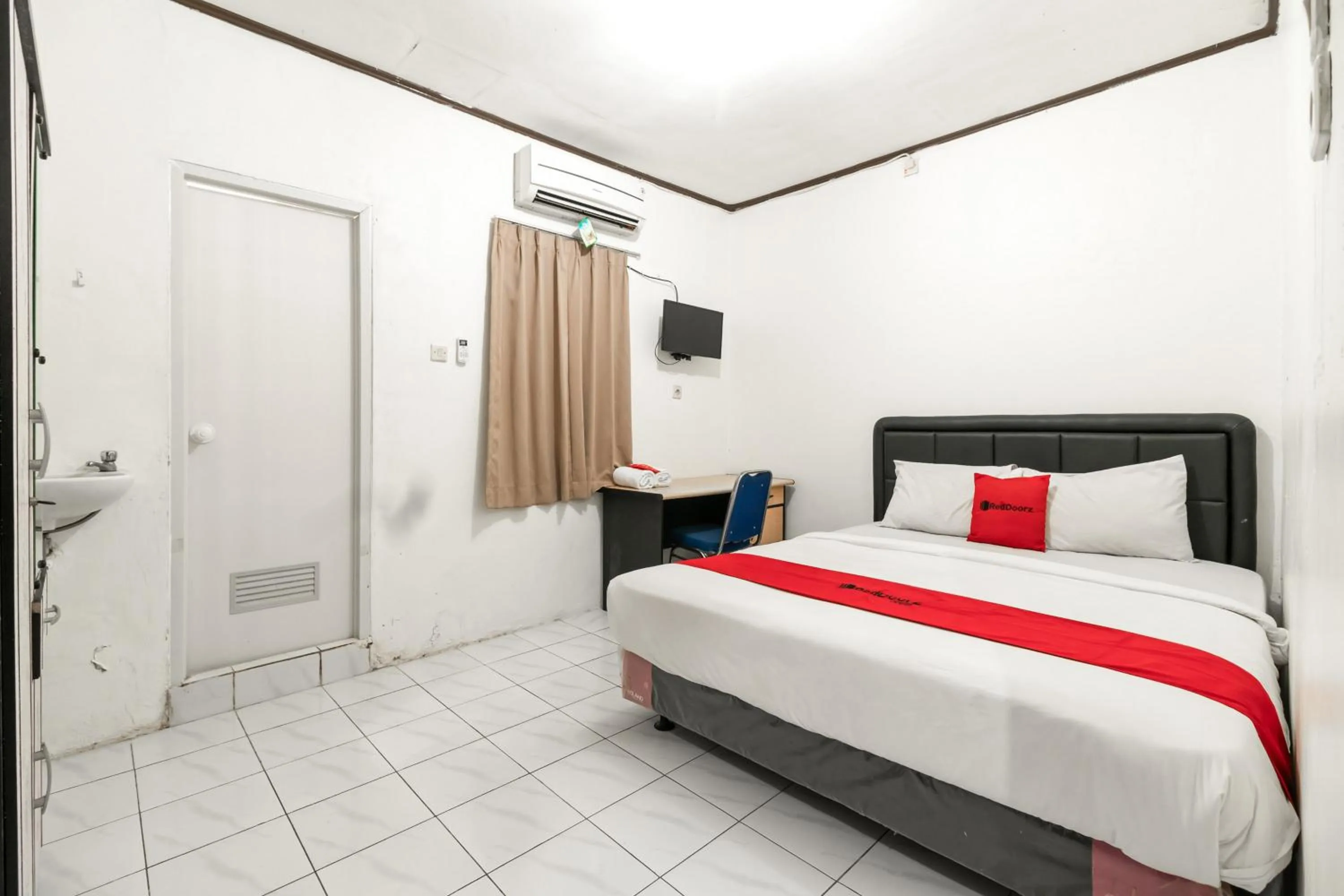 RedDoorz near Pondok Indah Water Park