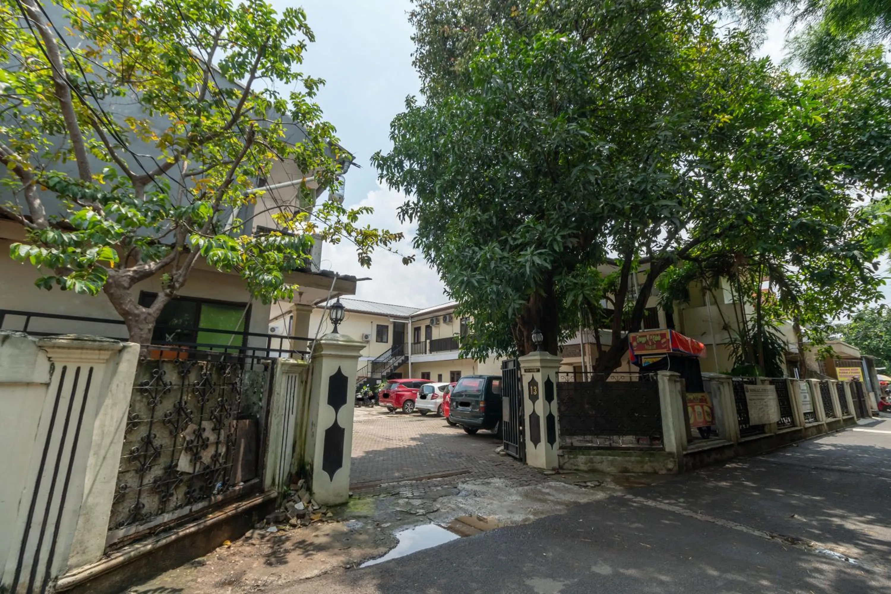 Facade/entrance in RedDoorz near Pondok Indah Water Park